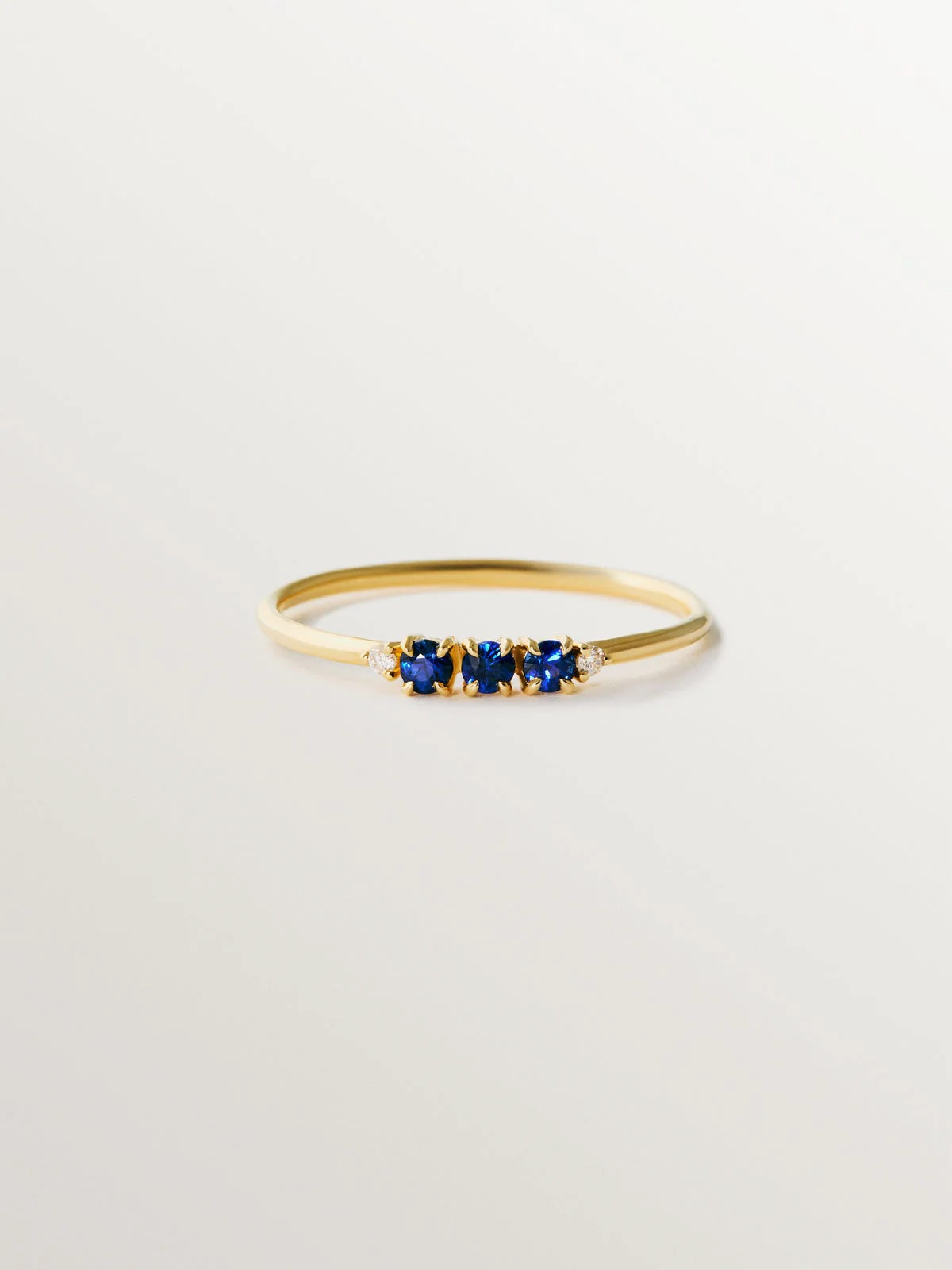 Anillo de oro amarillo de 9K con zafiros y diamantes - Image 3