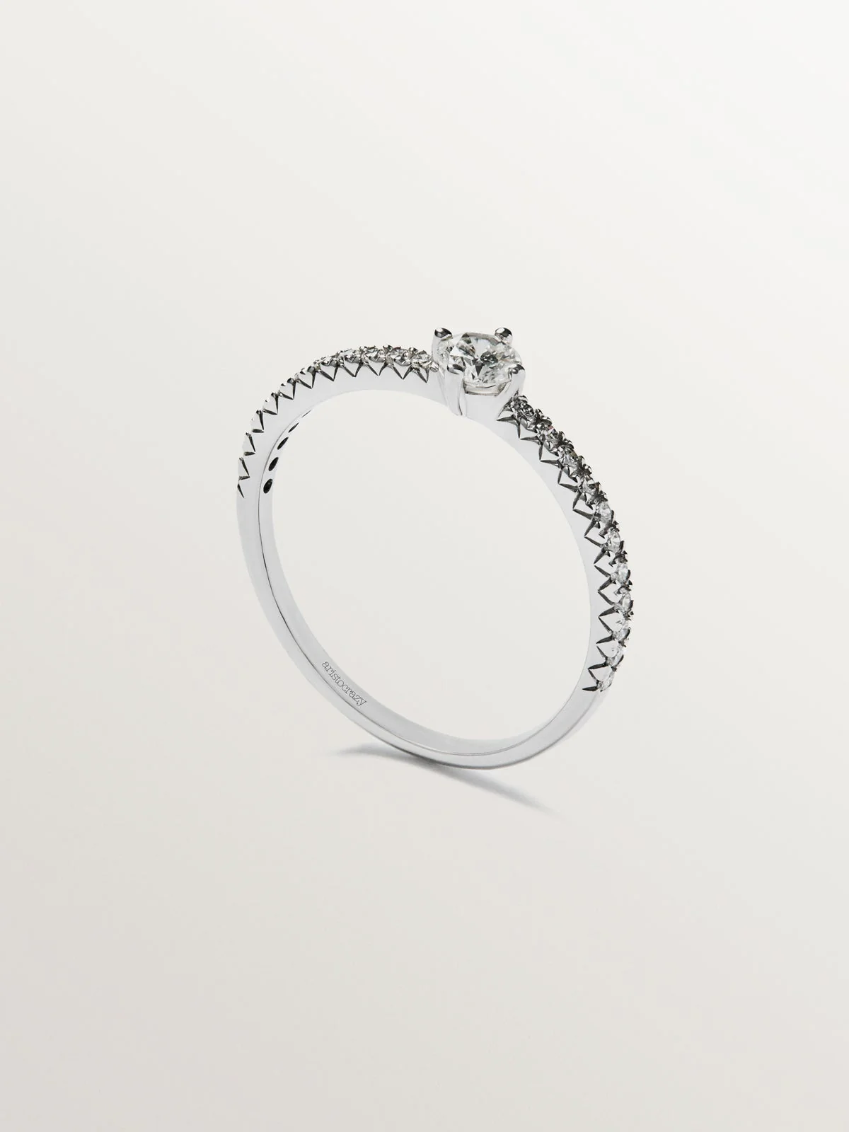 Anillo de oro blanco de 18K con brazo de diamantes y diamante central 0,23 cts - Image 5