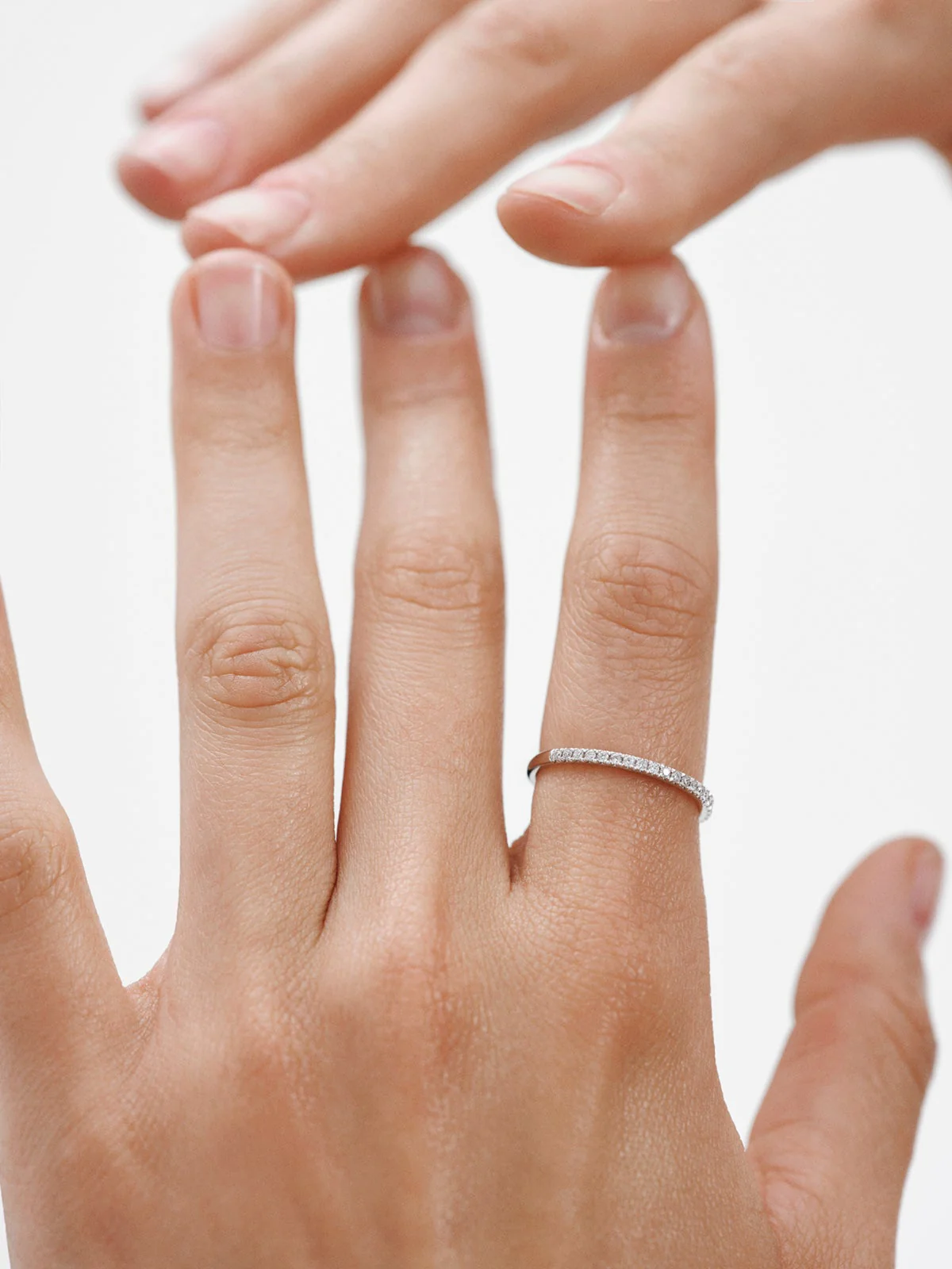 Anillo de oro blanco de 18K con diamantes 0,09 cts - Image 4