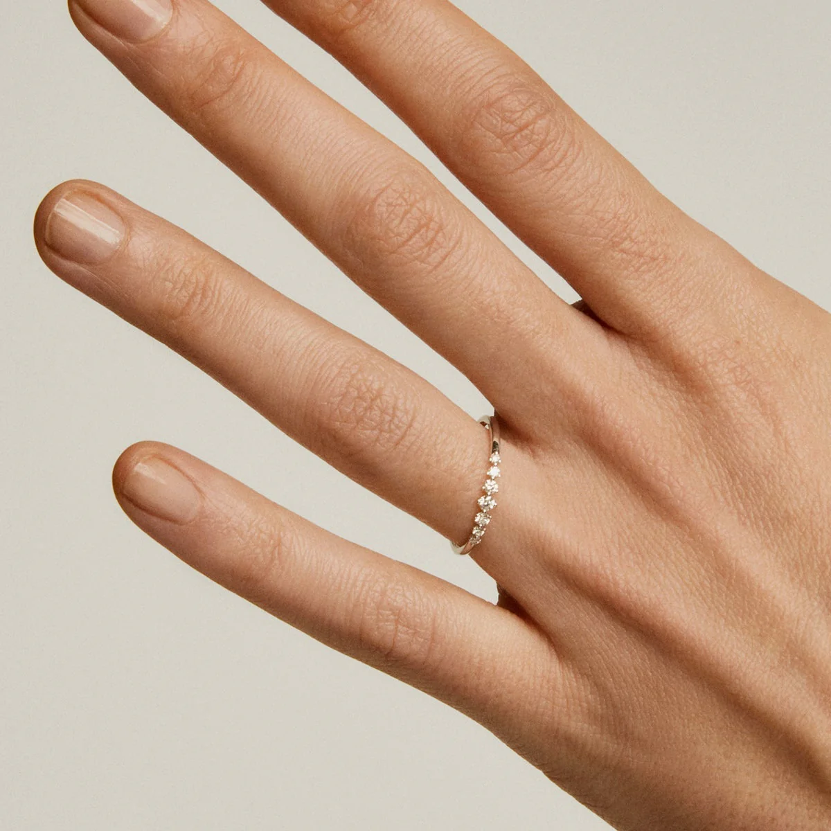 Anillo de oro blanco de 18K con diamantes en talla brillante - Image 2