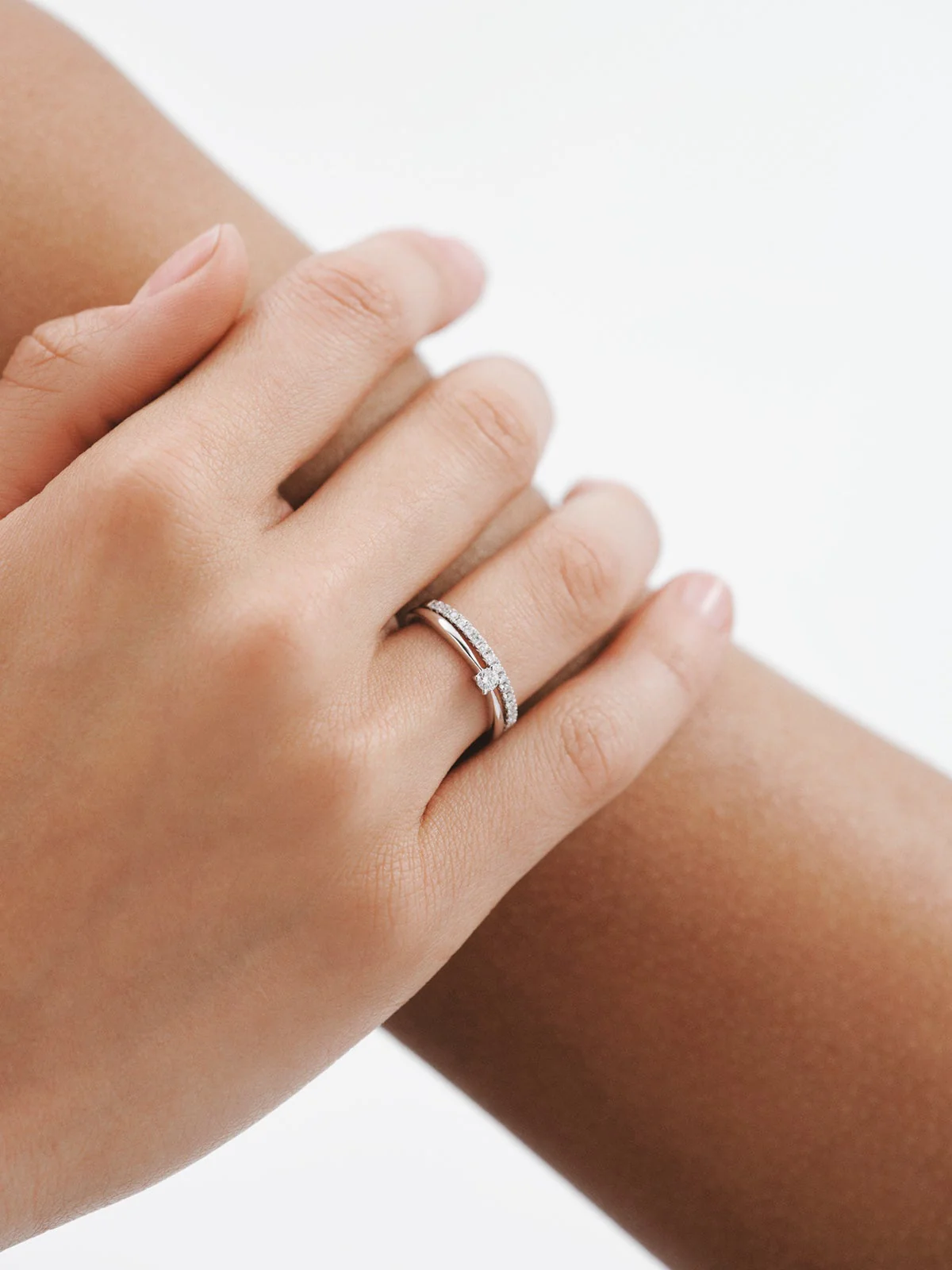 Anillo de oro blanco de 18K con diamantes en talla brillante - Image 7