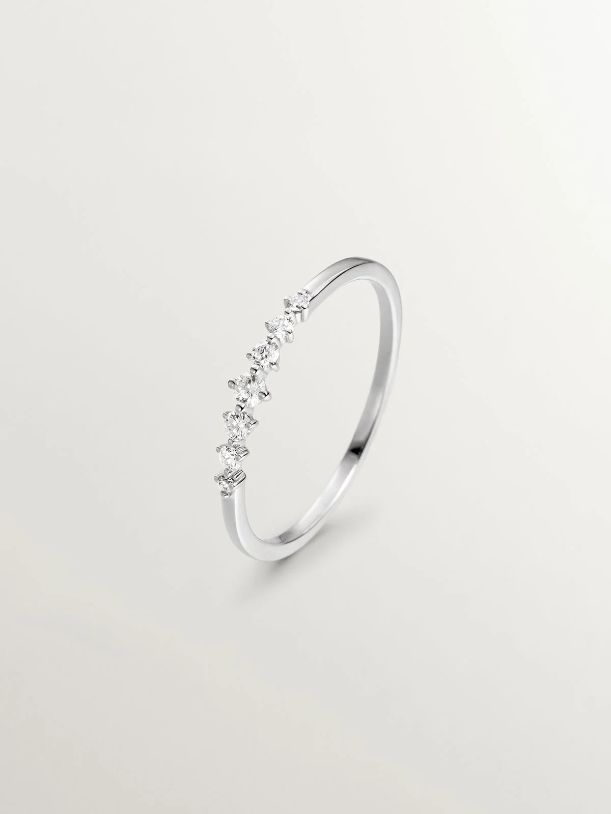 Anillo de oro blanco de 18K con diamantes