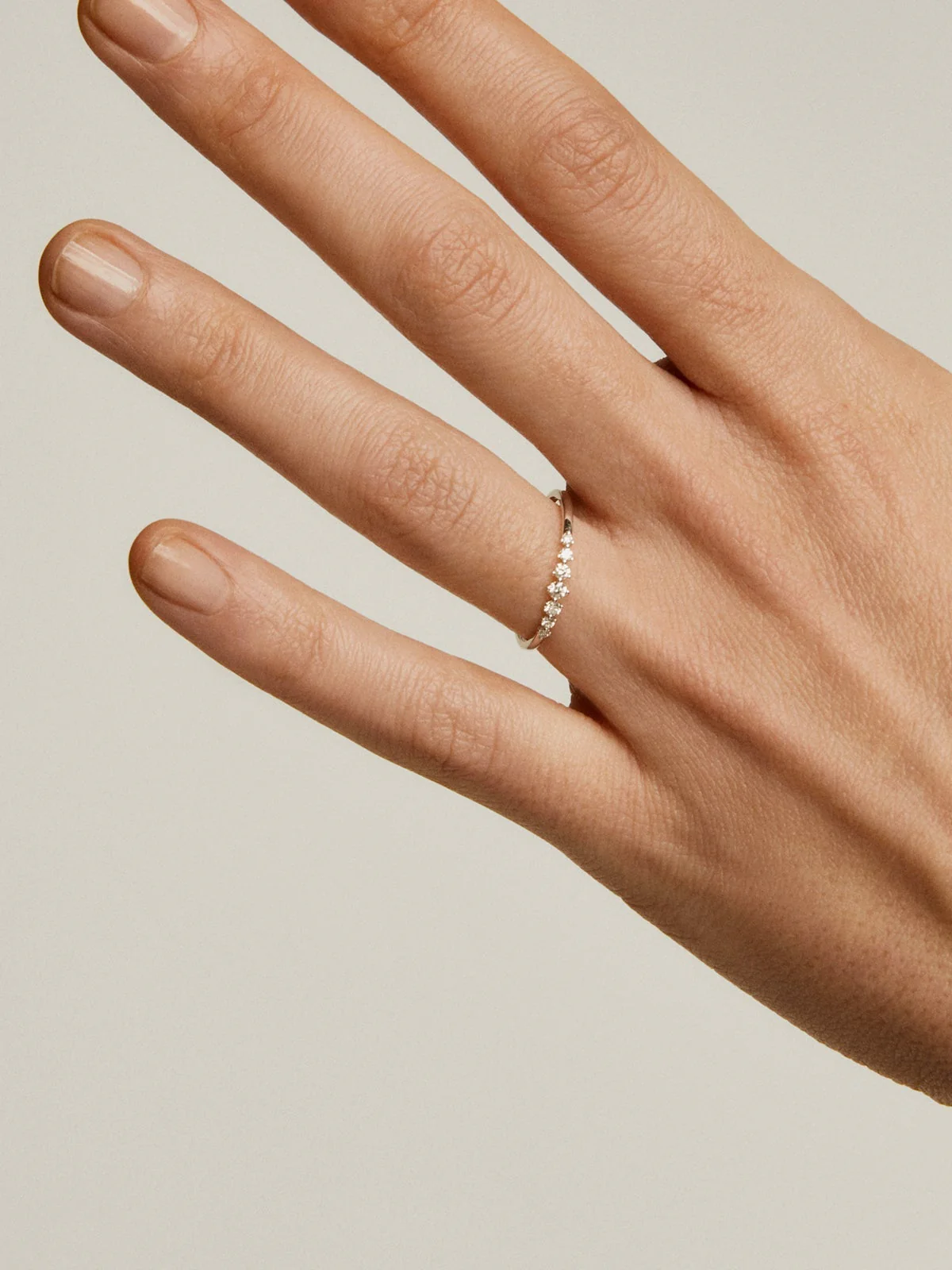Anillo de oro blanco de 18K con diamantes - Image 2