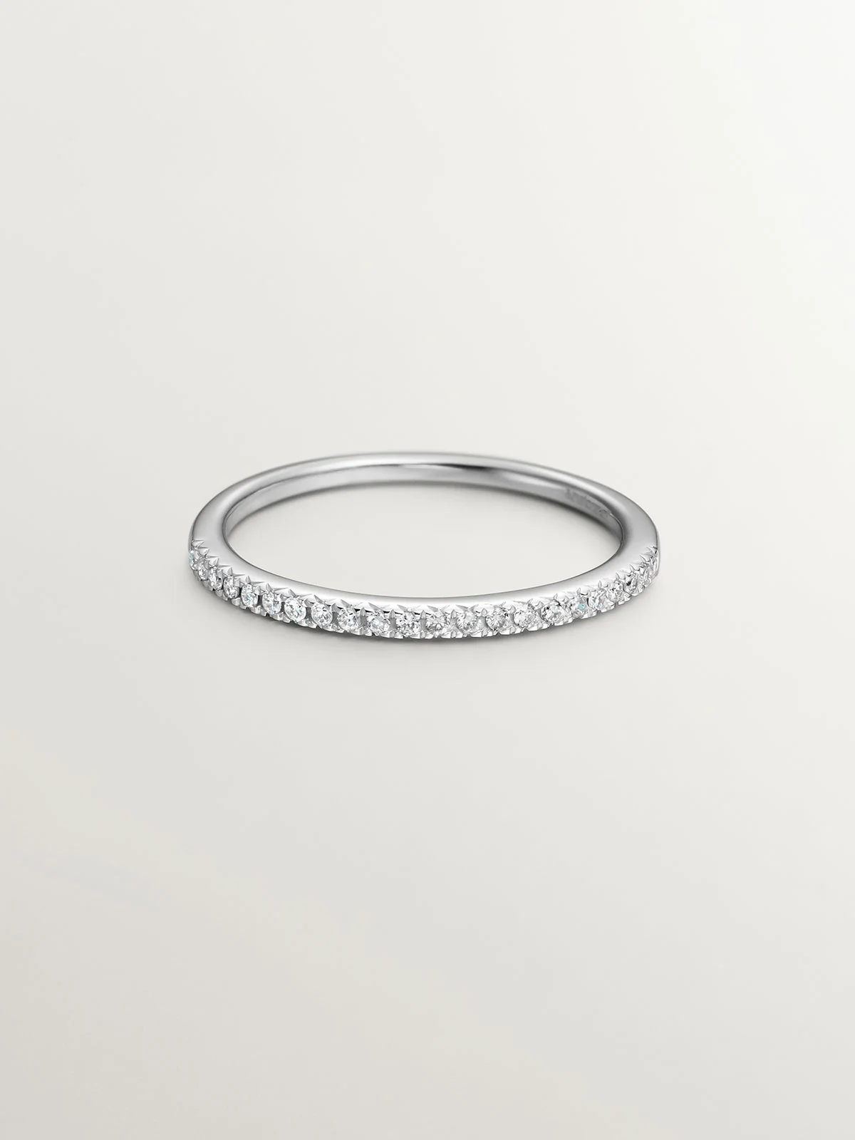 Anillo de oro blanco de 18K con diamantes