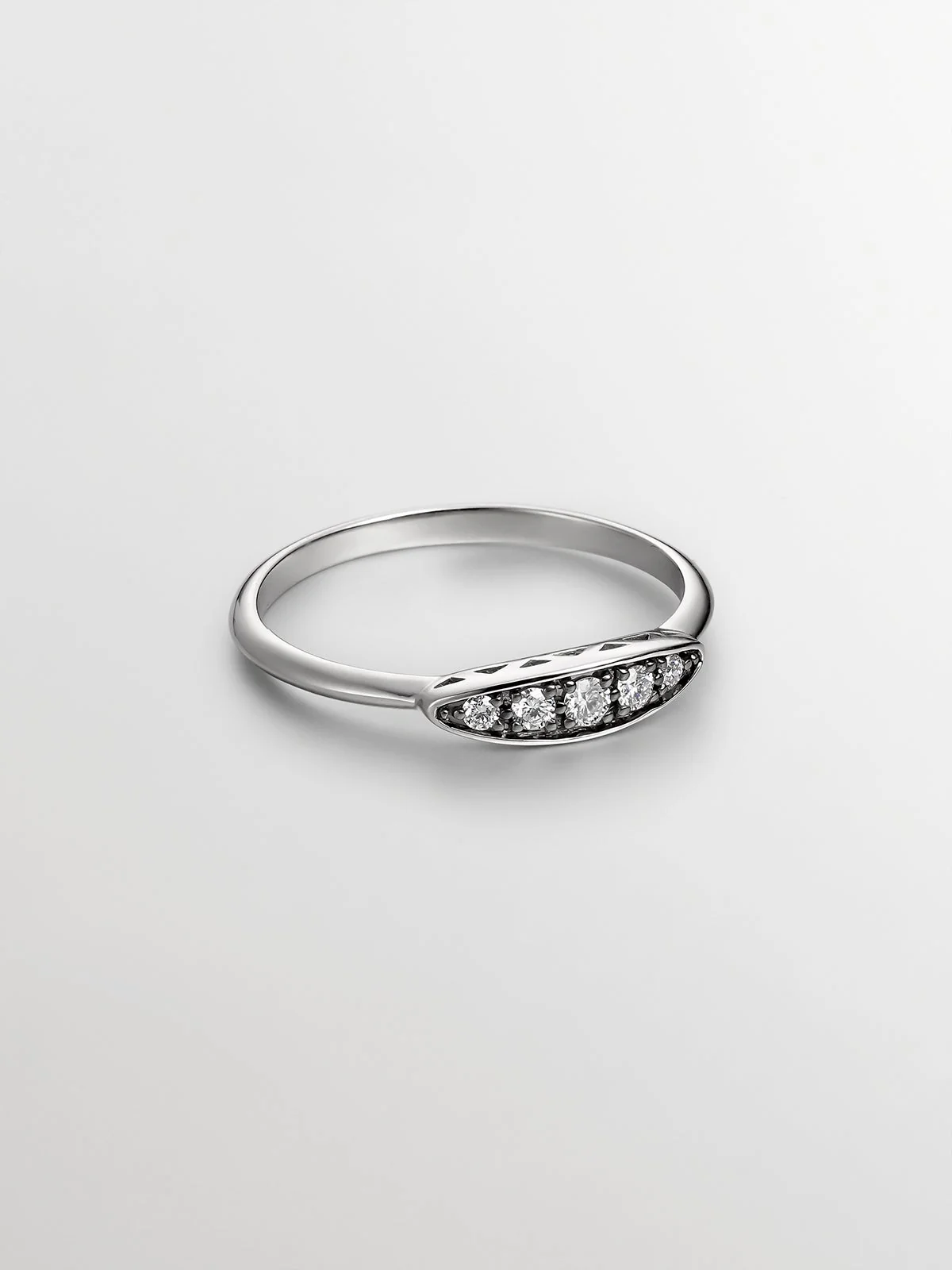 Anillo de oro blanco de 18K con efecto envejecido y diamante en talla brillante - Image 3
