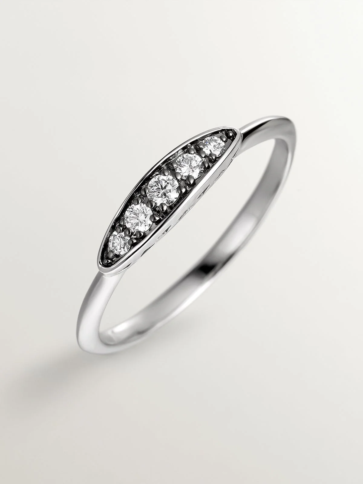 Anillo de oro blanco de 18K con efecto envejecido y diamante en talla brillante - Image 5
