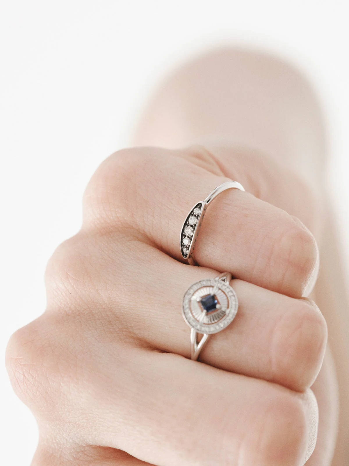 Anillo de oro blanco de 18K con efecto envejecido y diamante en talla brillante - Image 6