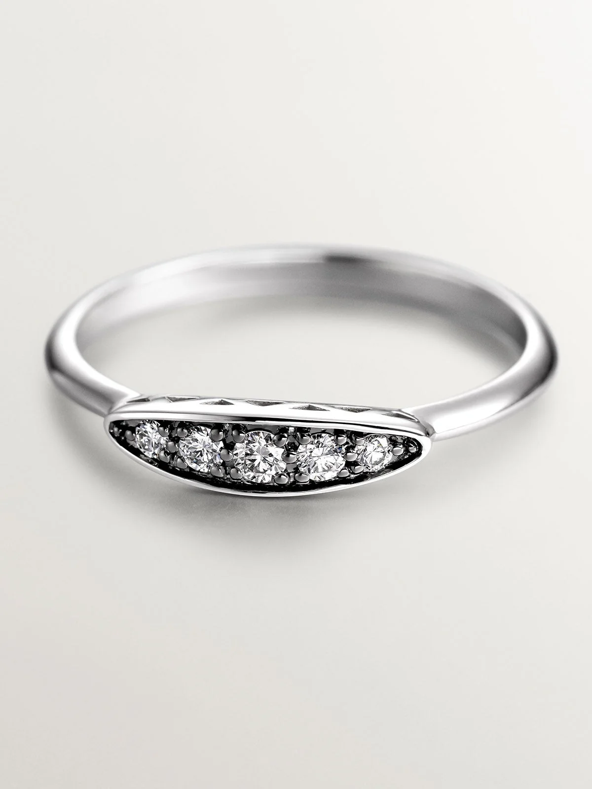 Anillo de oro blanco de 18K con efecto envejecido y diamante en talla brillante - Image 7