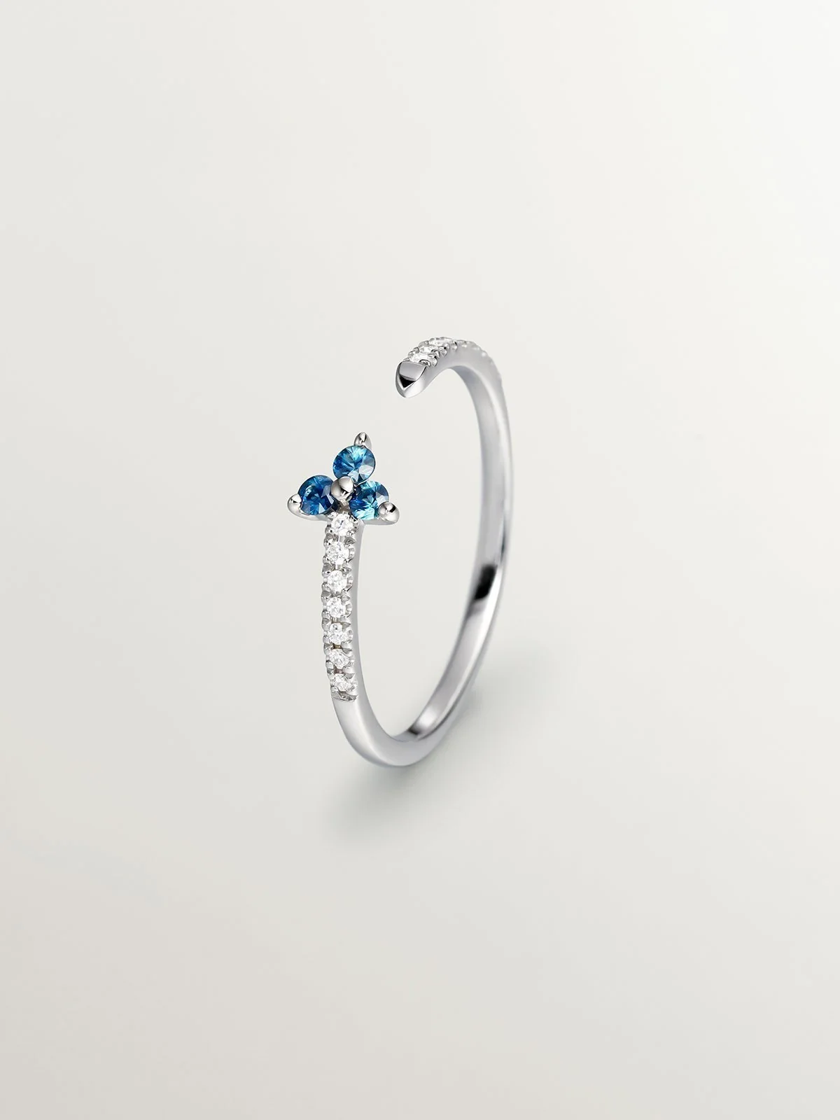 Anillo de oro blanco de 9K con diamantes y trébol de zafiros azules