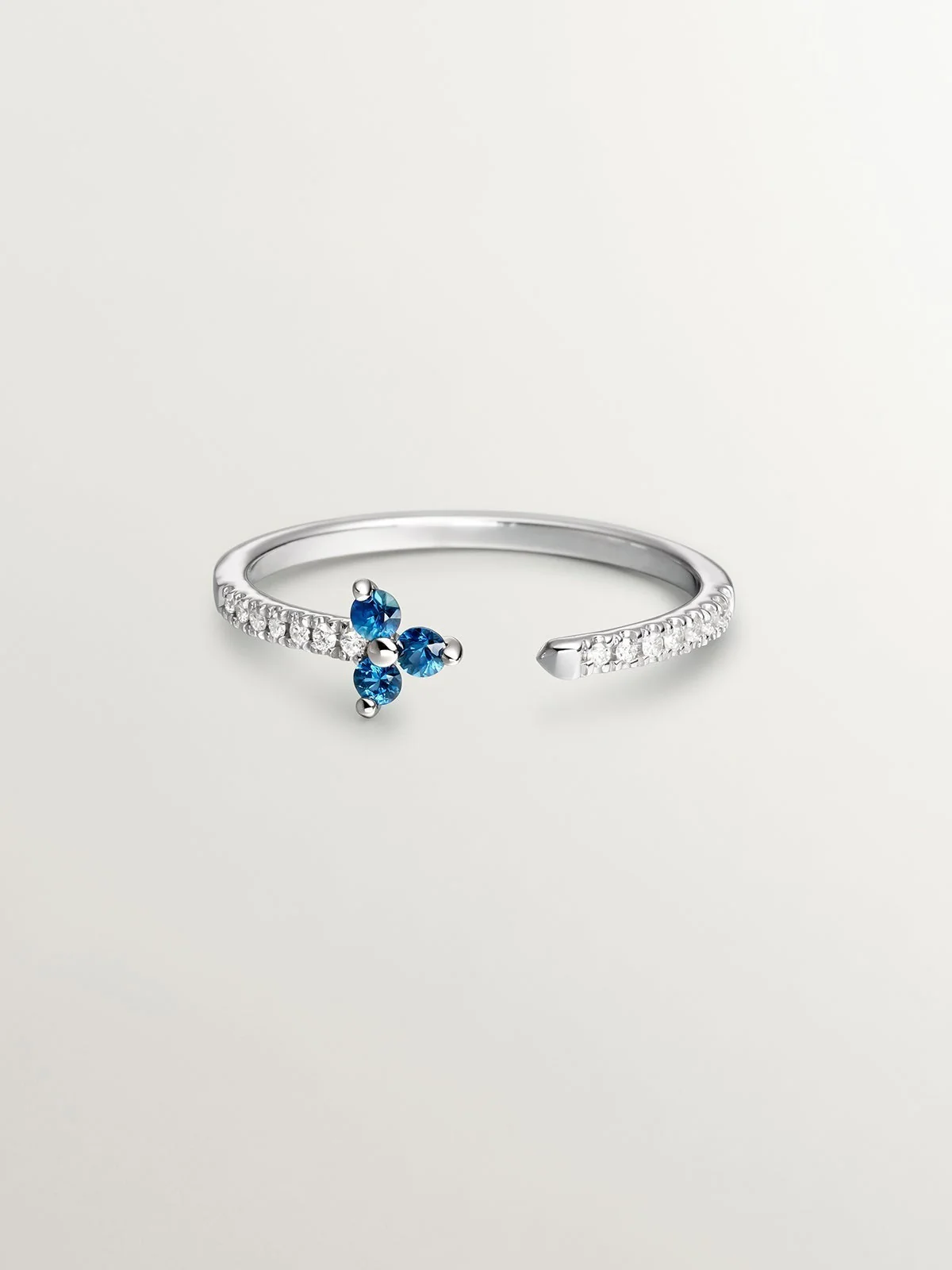 Anillo de oro blanco de 9K con diamantes y trébol de zafiros azules - Image 3
