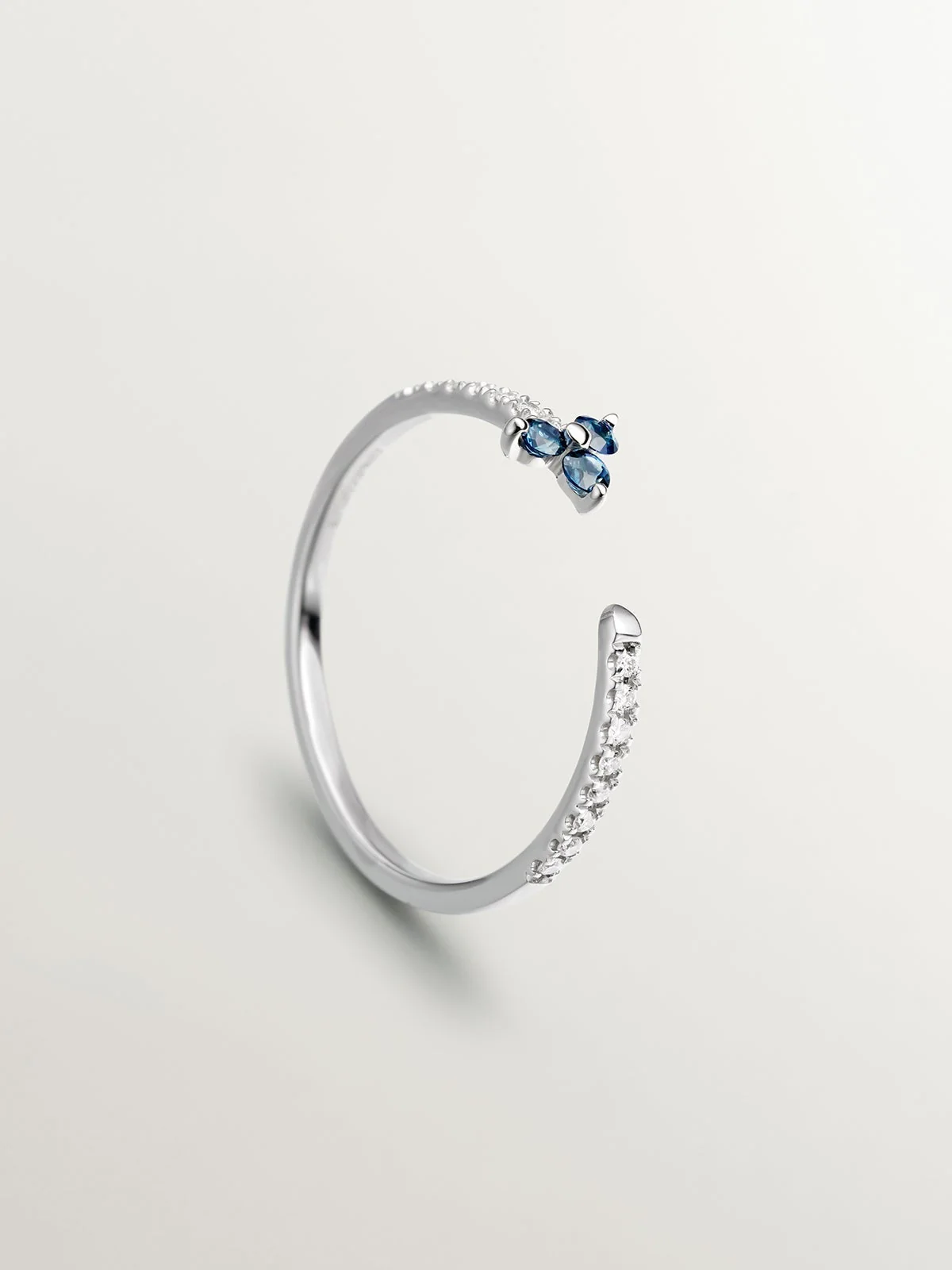 Anillo de oro blanco de 9K con diamantes y trébol de zafiros azules - Image 5