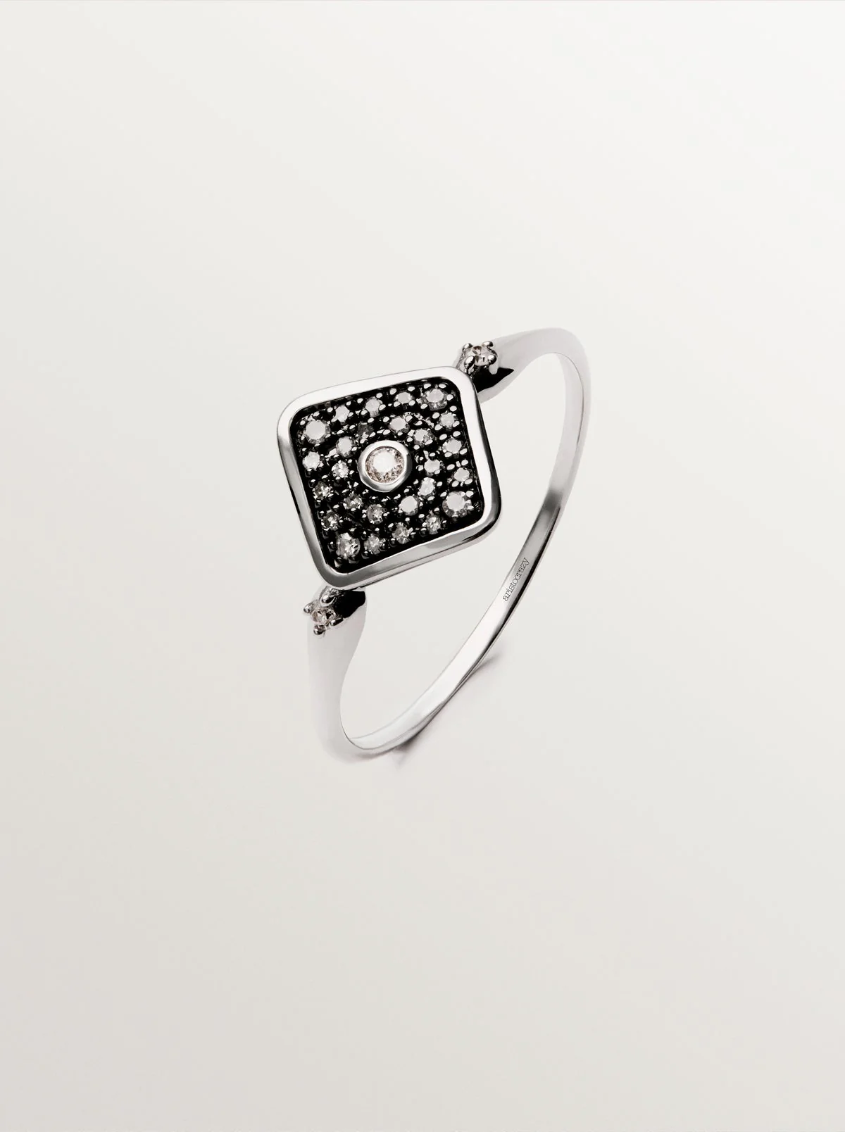 Anillo de oro blanco de 9K con forma de rombo y diamantes