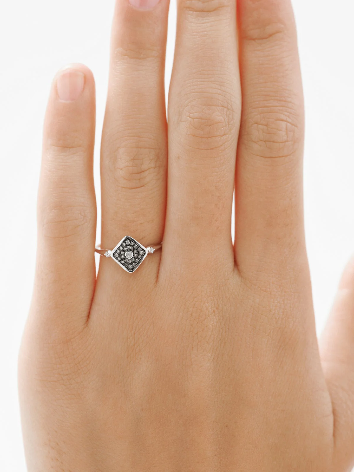 Anillo de oro blanco de 9K con forma de rombo y diamantes - Image 2