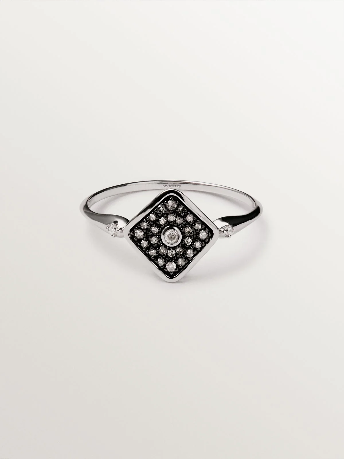 Anillo de oro blanco de 9K con forma de rombo y diamantes - Image 3