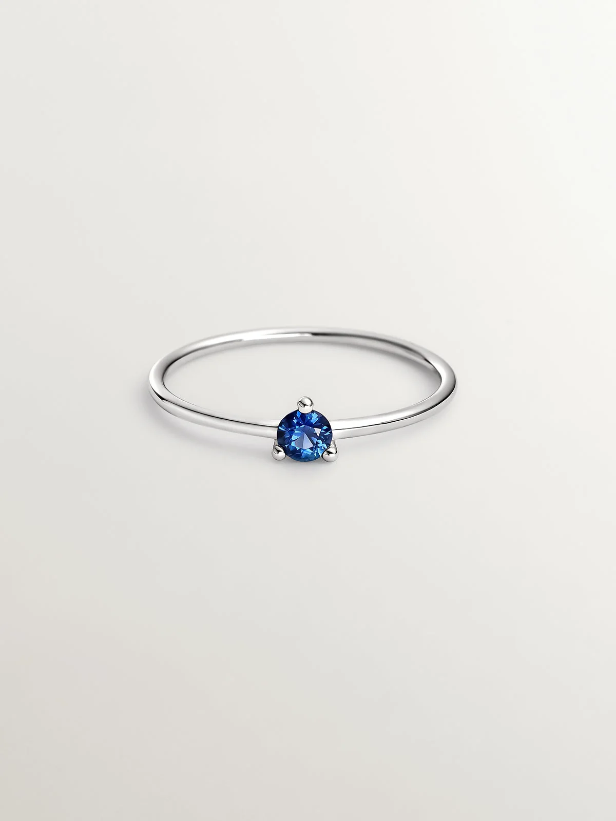 Anillo de oro blanco de 9K con zafiro azul - Image 3