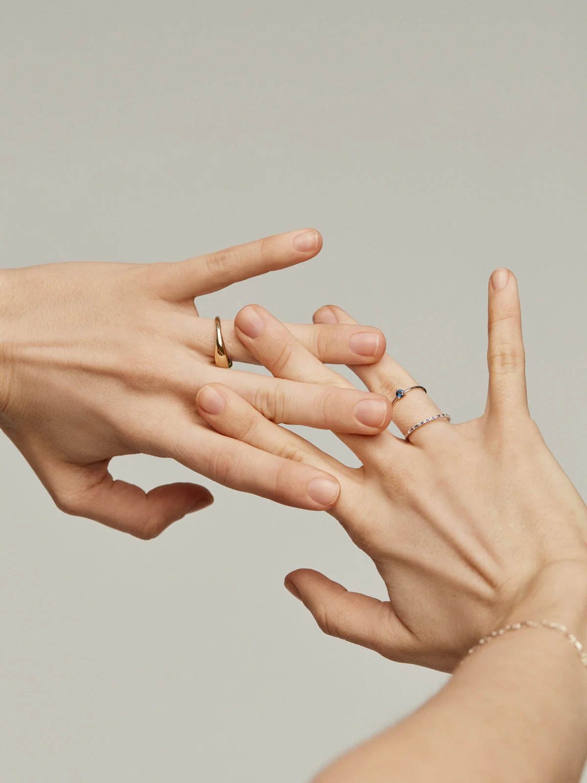 Anillo de oro blanco de 9K con zafiro azul - Image 6