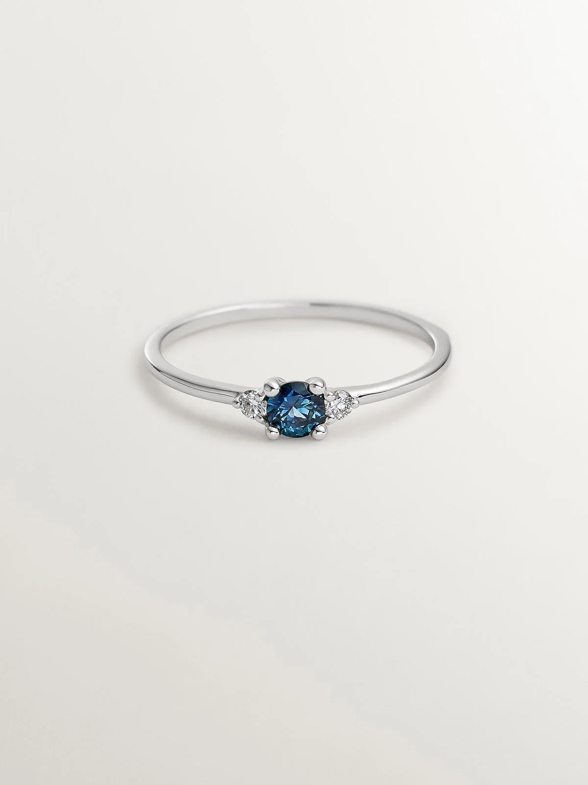 Anillo de oro blanco de 9K con zafiro azul y diamantes - Image 3