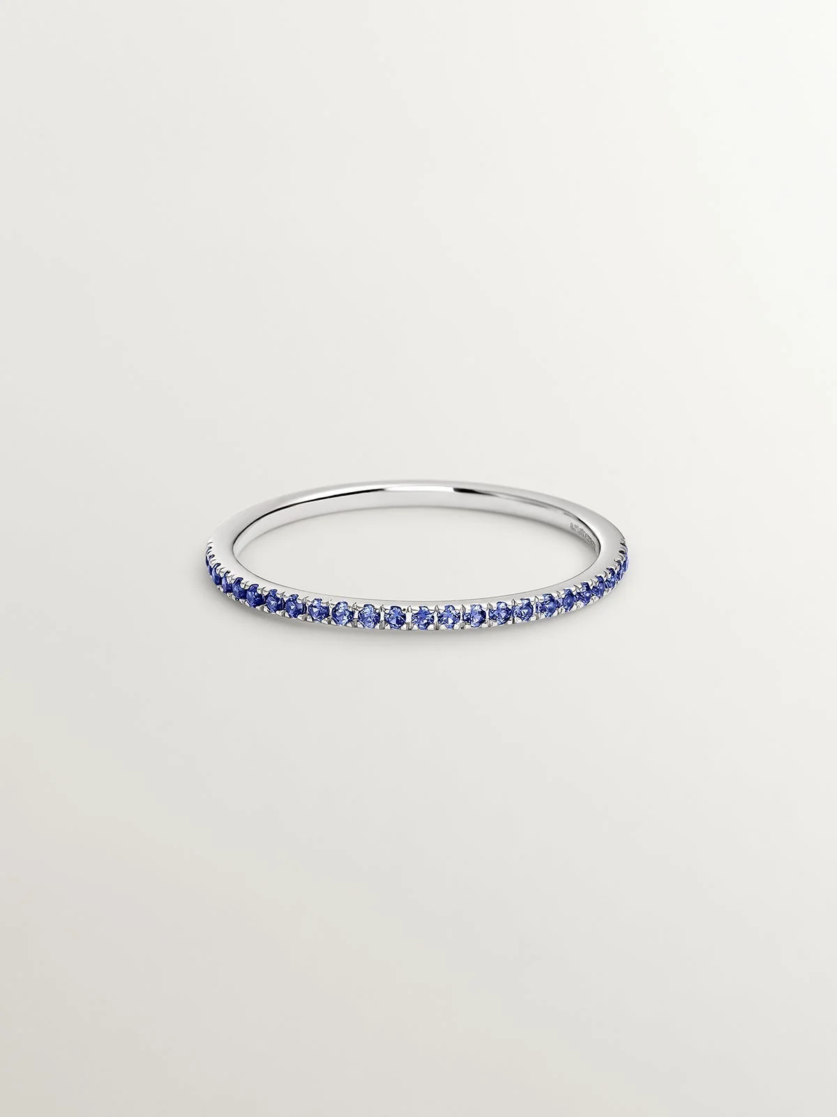 Anillo de oro blanco de 9K con zafiros azules - Image 3