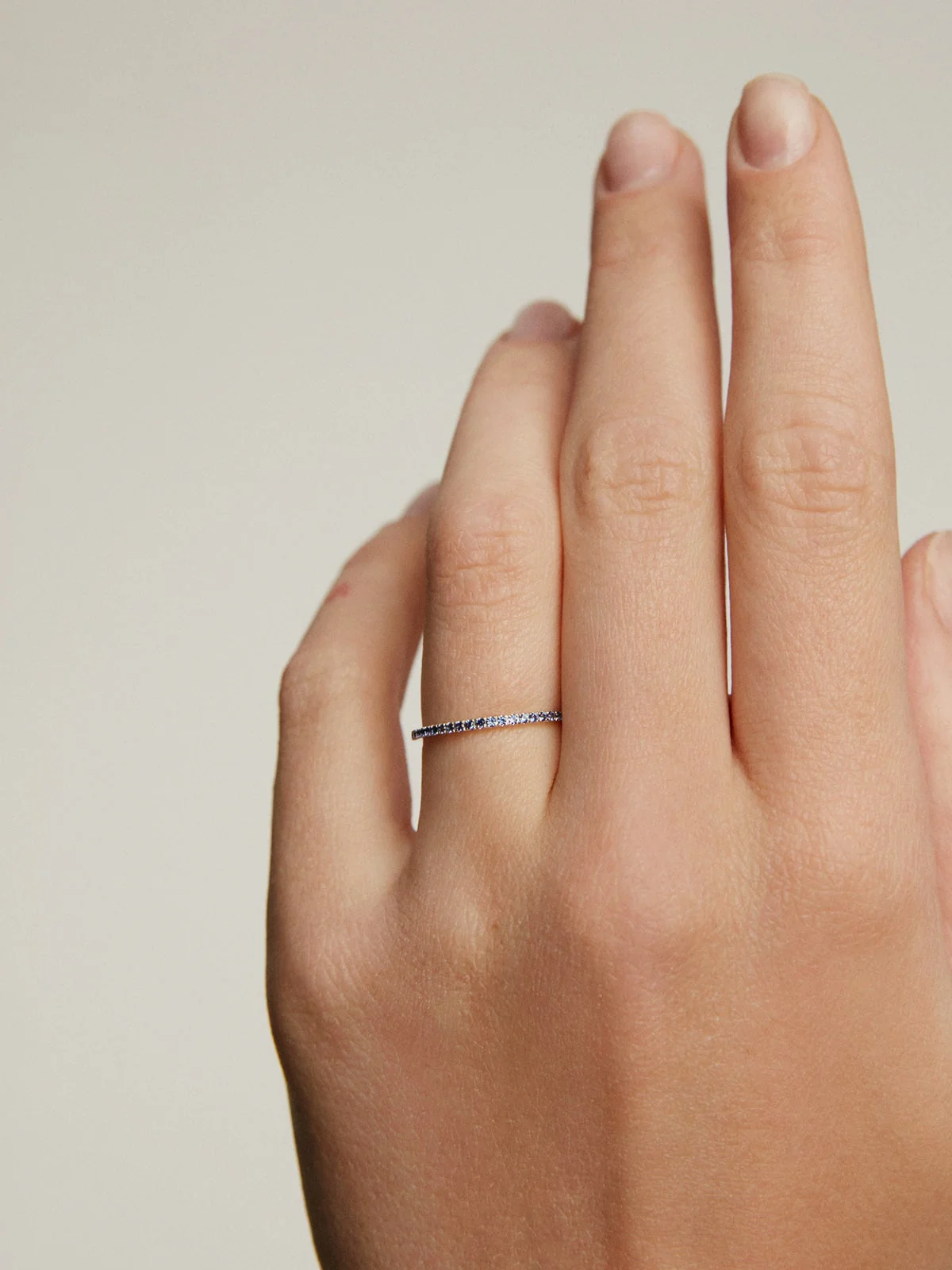 Anillo de oro blanco de 9K con zafiros azules - Image 4