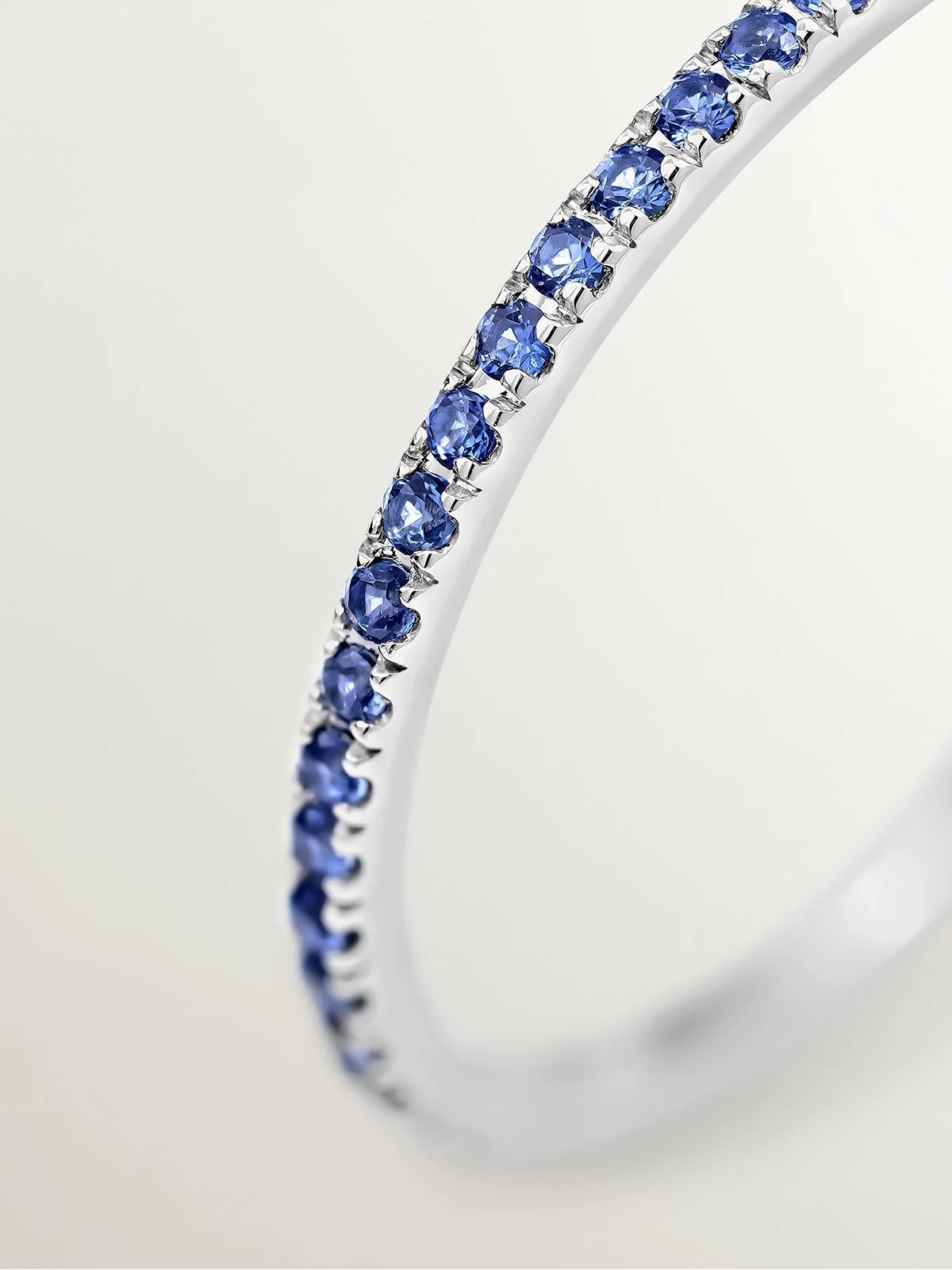 Anillo de oro blanco de 9K con zafiros azules - Image 5