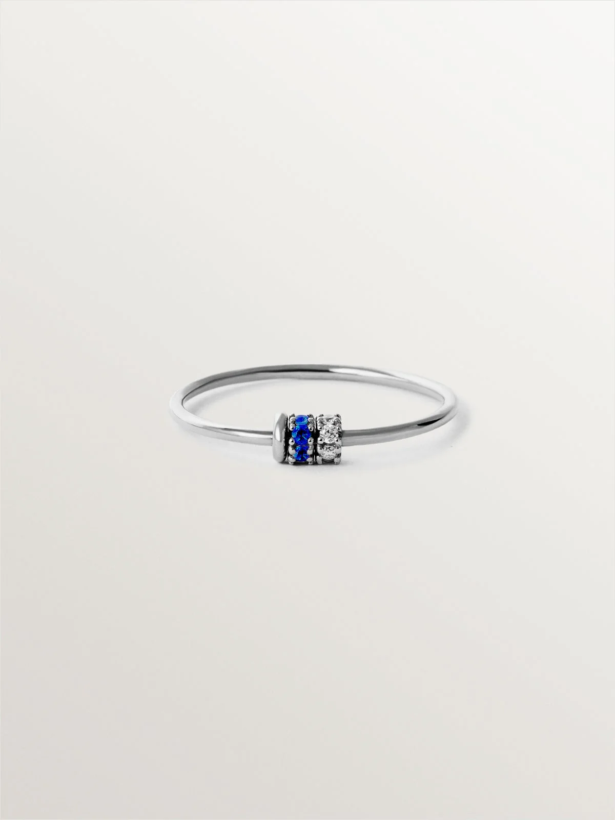 Anillo de oro blanco de 9K con zafiros azules y diamantes - Image 3