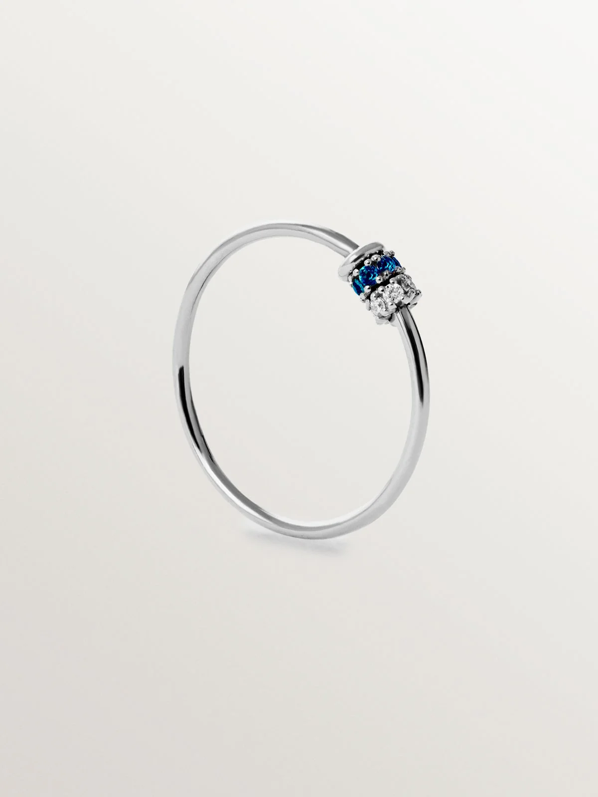 Anillo de oro blanco de 9K con zafiros azules y diamantes - Image 5