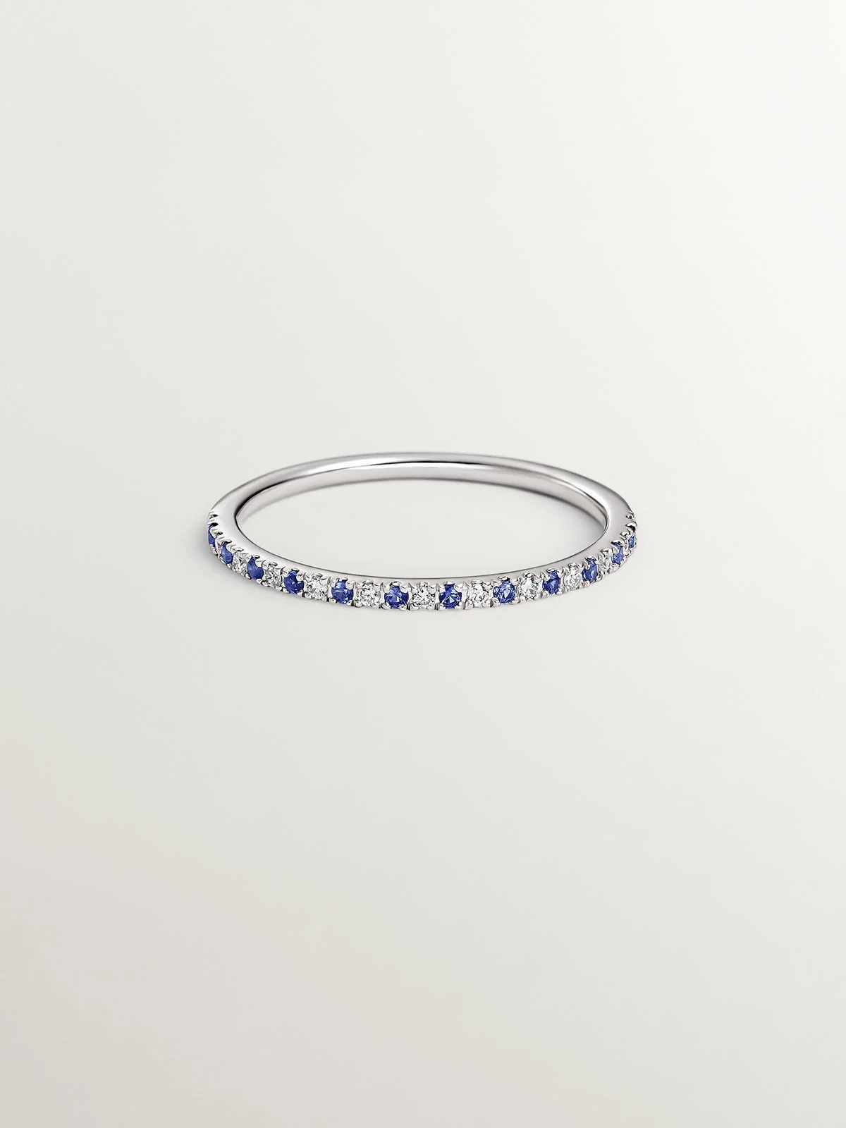 Anillo de oro blanco de 9K con zafiros y diamantes - Image 3