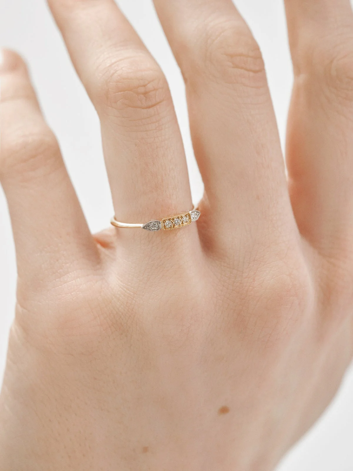 Anillo de oro blanco y amarillo de 18K con pavé de diamantes en talla brillante - Image 2