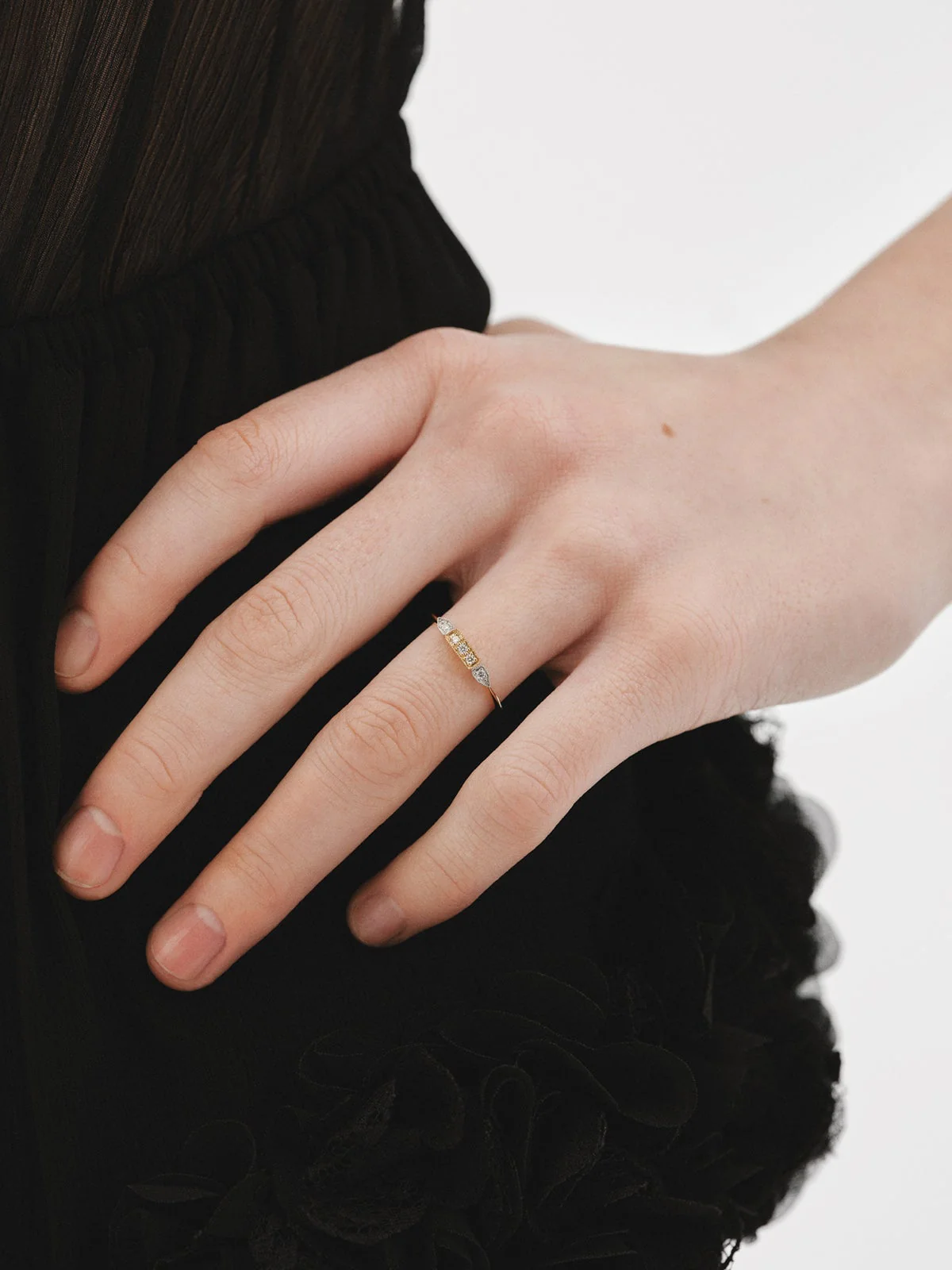 Anillo de oro blanco y amarillo de 18K con pavé de diamantes en talla brillante - Image 4