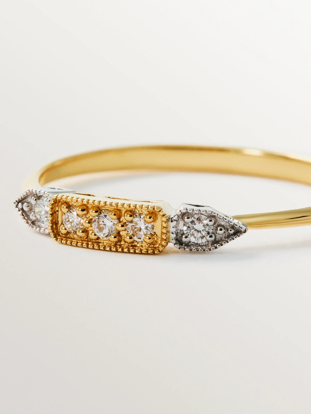 Anillo de oro blanco y amarillo de 18K con pavé de diamantes en talla brillante - Image 5