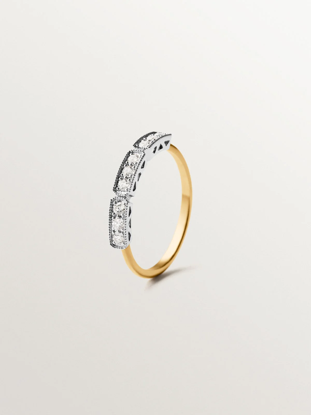 Anillo de oro blanco y amarillo de 18K con pavé de diamantes en talla brillante