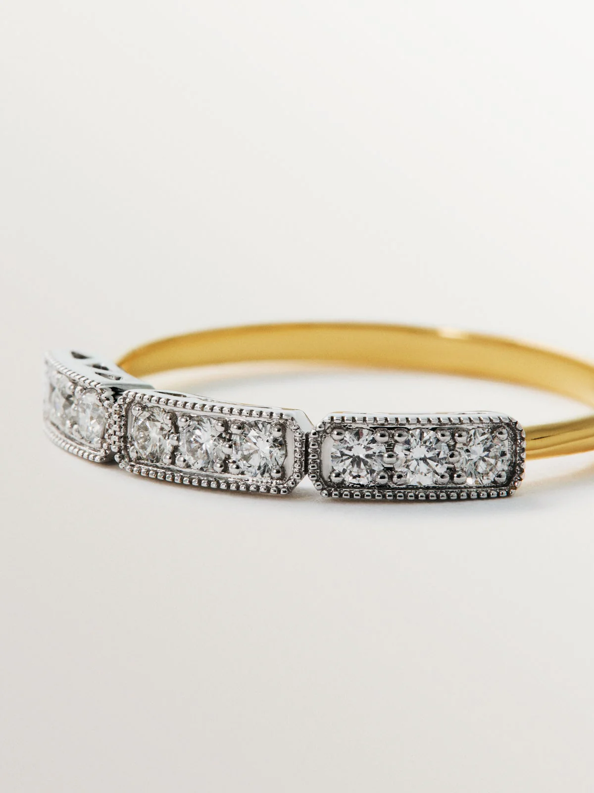 Anillo de oro blanco y amarillo de 18K con pavé de diamantes en talla brillante - Image 5