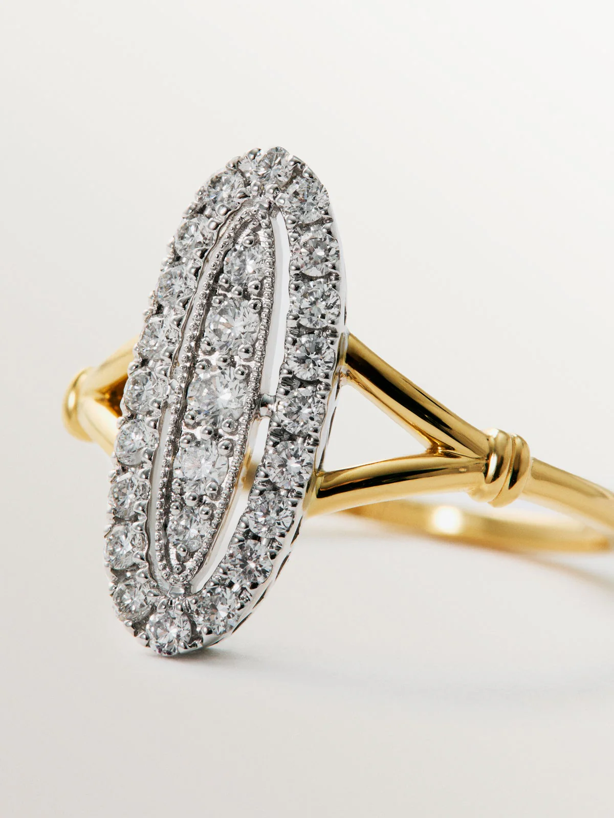 Anillo de oro blanco y amarillo de 18K con pavé de diamantes en talla brillante - Image 5