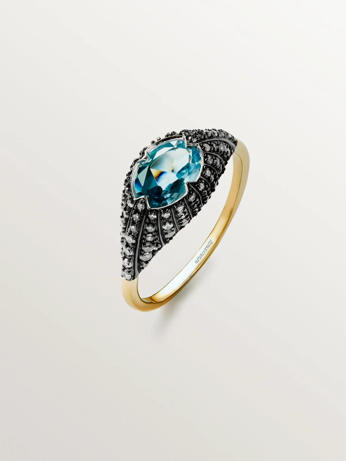 Anillo de oro blanco y amarillo de 9K con topacio azul y diamantes
