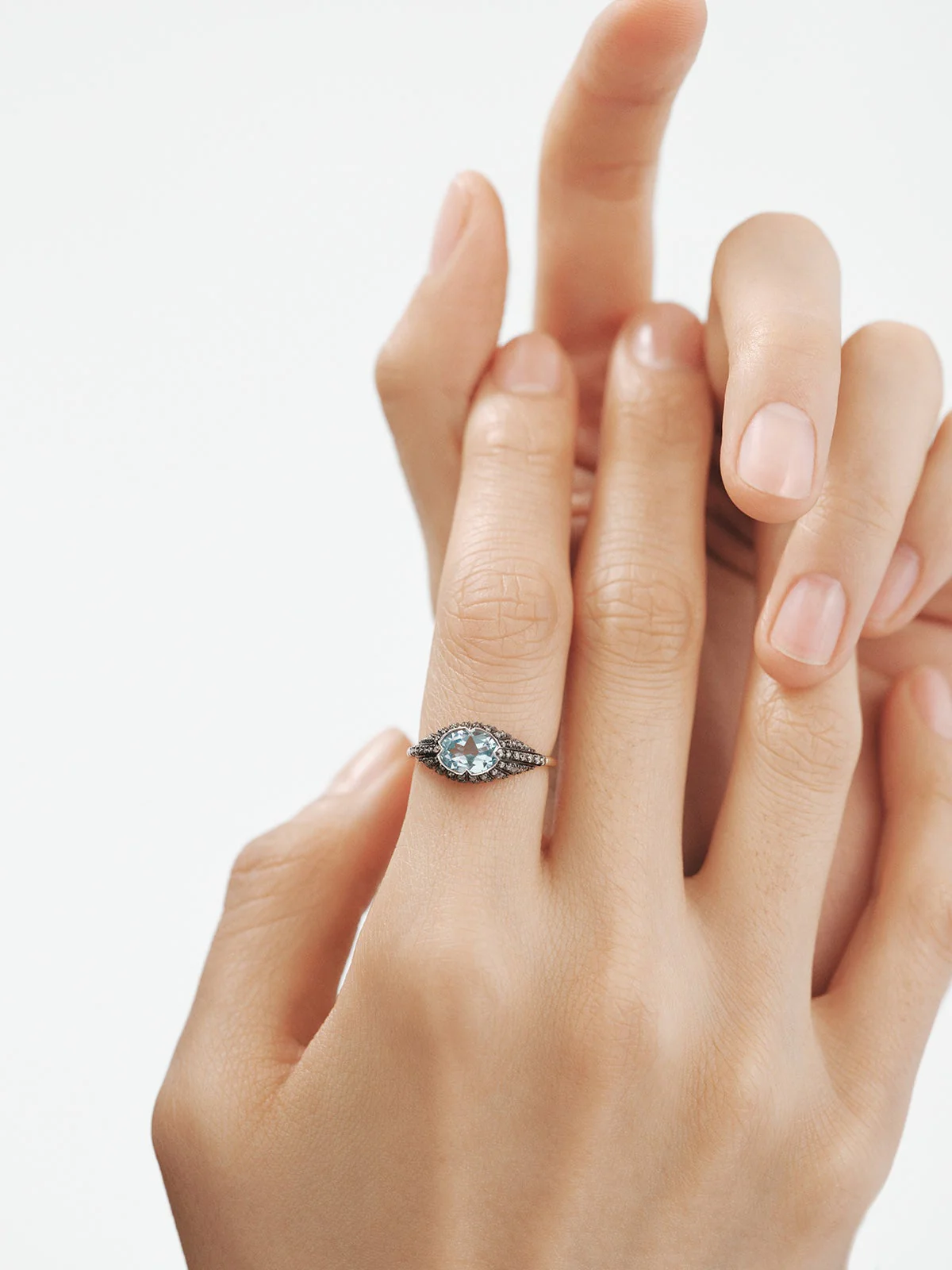 Anillo de oro blanco y amarillo de 9K con topacio azul y diamantes - Image 2