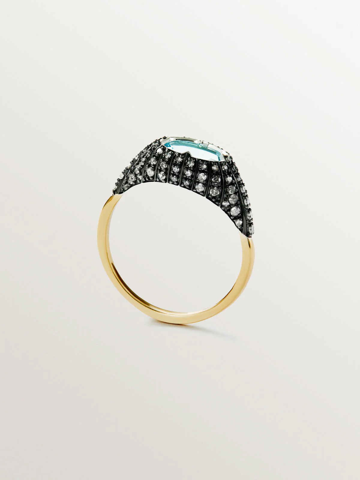Anillo de oro blanco y amarillo de 9K con topacio azul y diamantes - Image 5