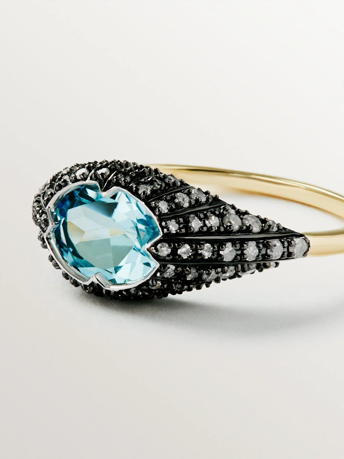Anillo de oro blanco y amarillo de 9K con topacio azul y diamantes - Image 7