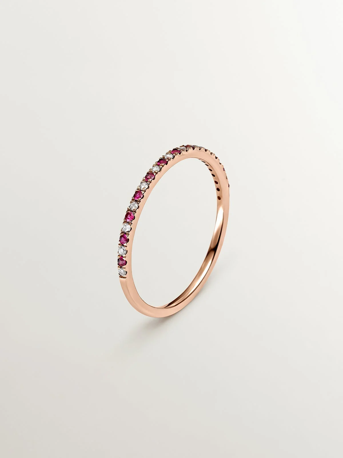 Anillo de oro rosa de 9K con rubíes rojos y diamantes