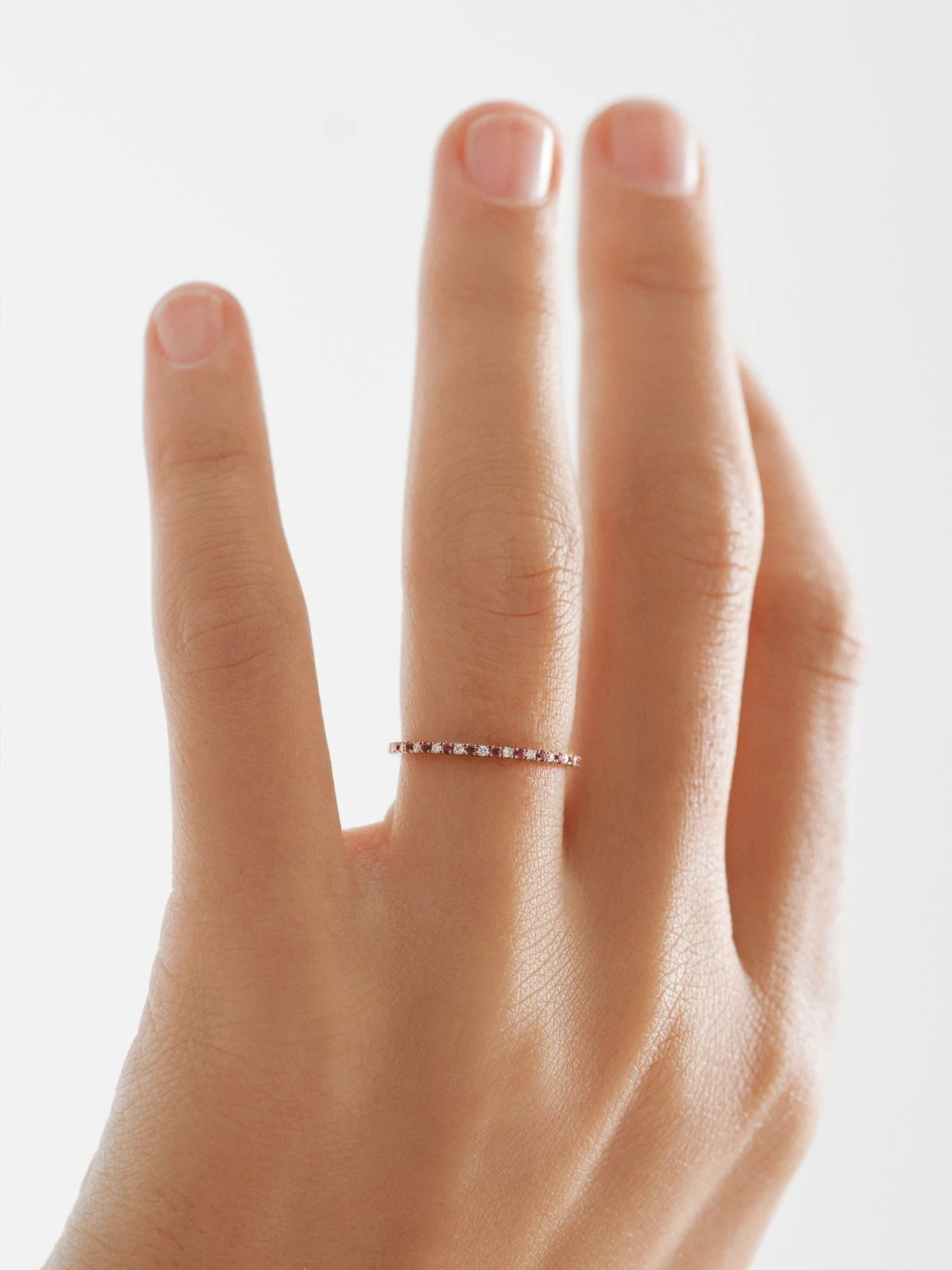 Anillo de oro rosa de 9K con rubíes rojos y diamantes - Image 4