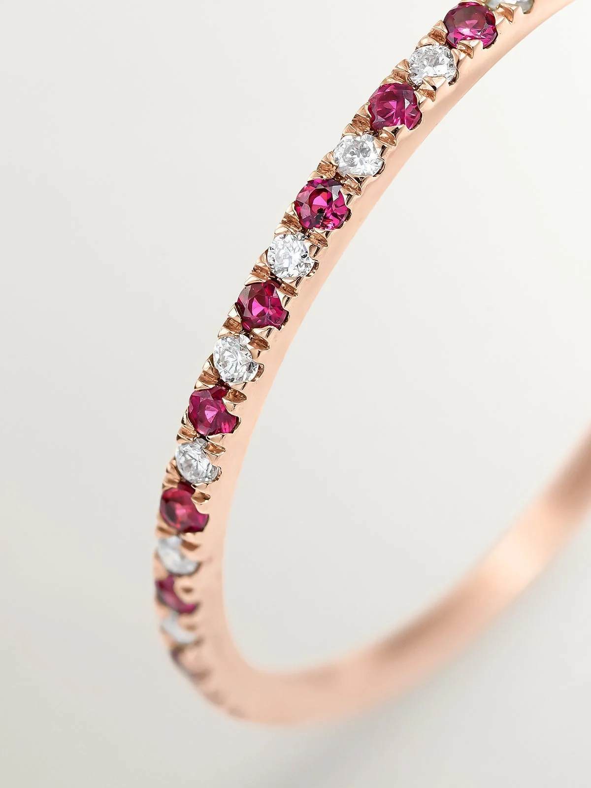 Anillo de oro rosa de 9K con rubíes rojos y diamantes - Image 5