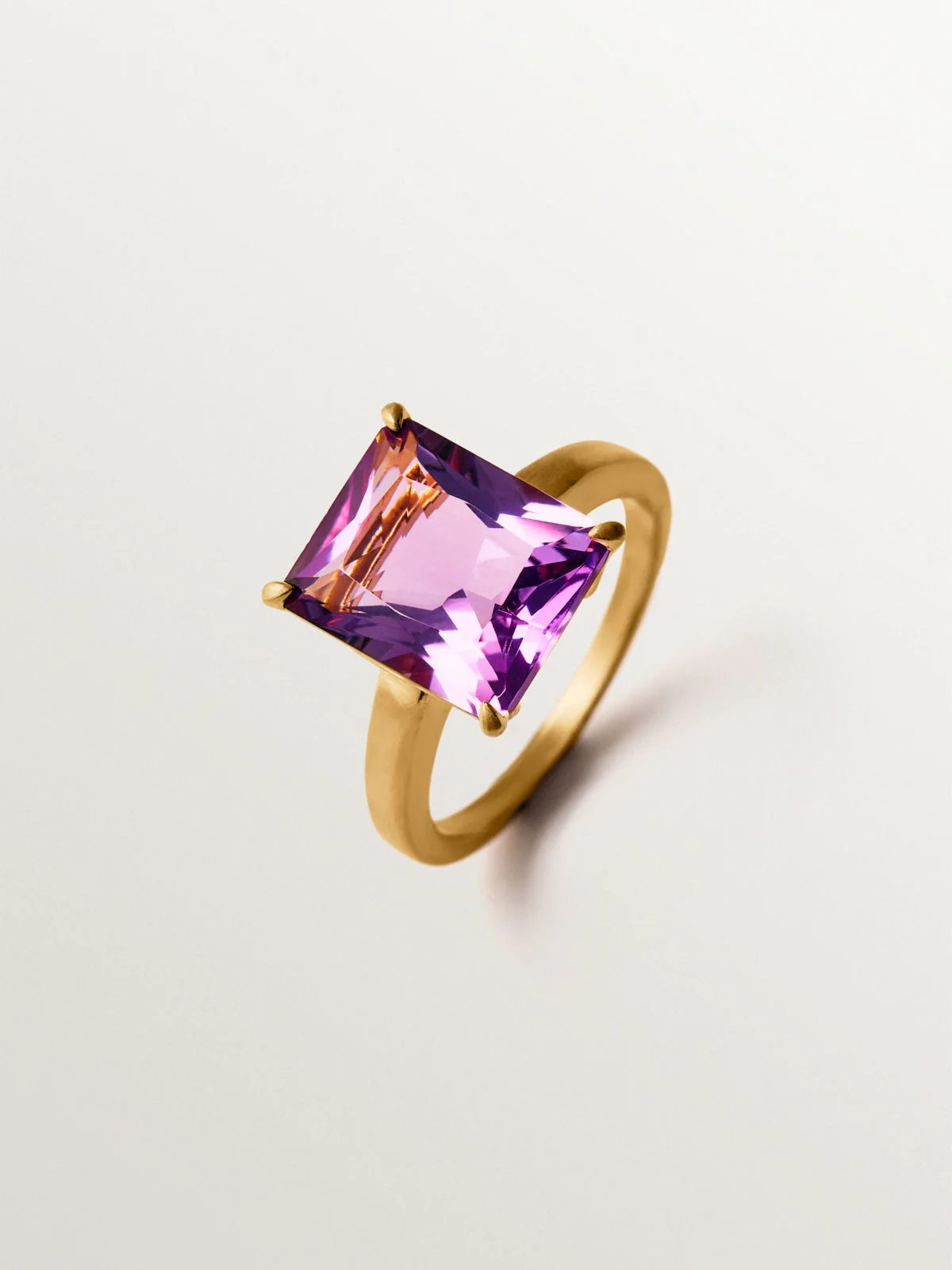 Anillo de plata 925 bañada en oro amarillo de 18K con amatista rosa