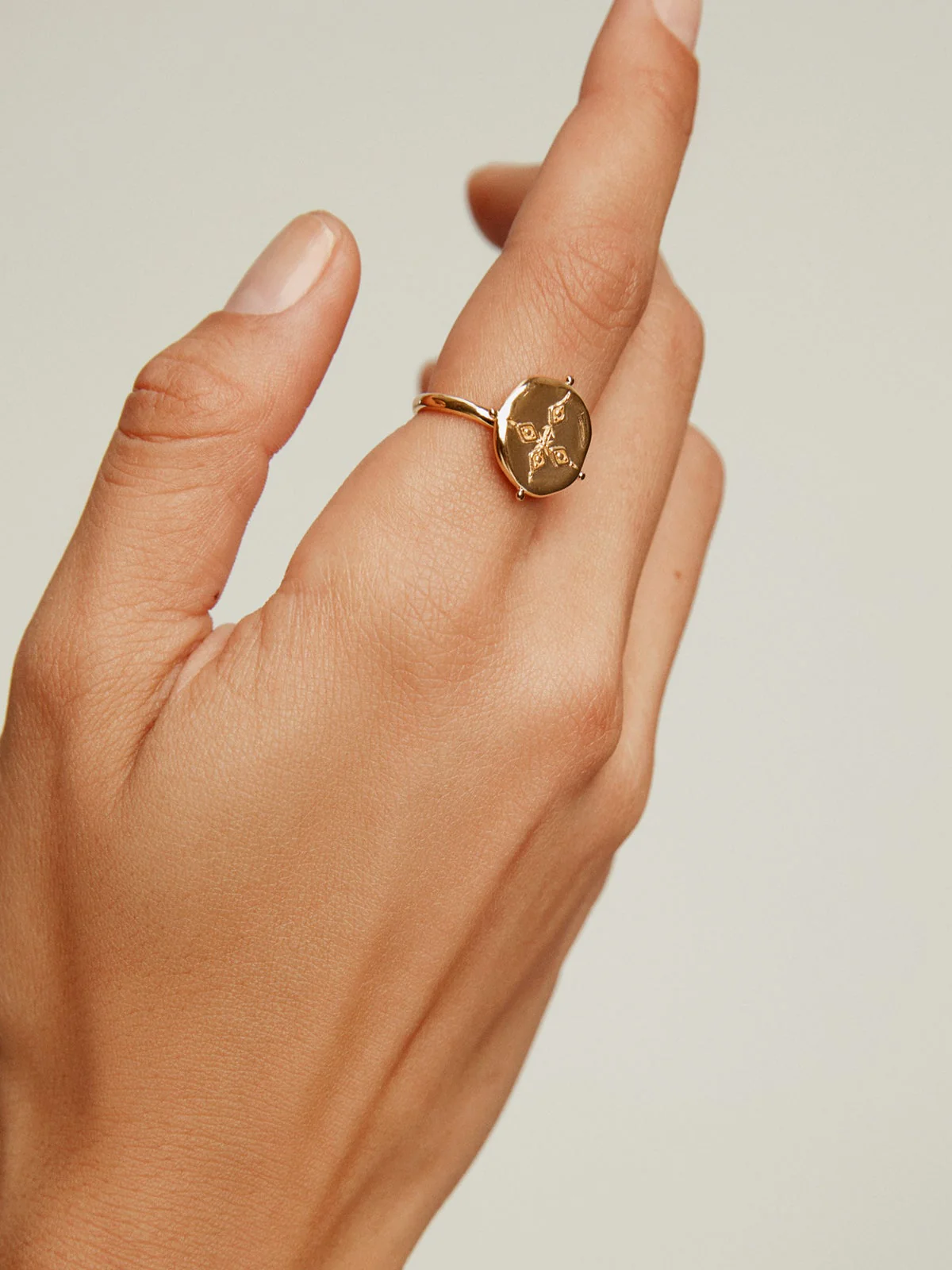 Anillo de plata 925 bañada en oro amarillo de 18K con forma de medalla - Image 2