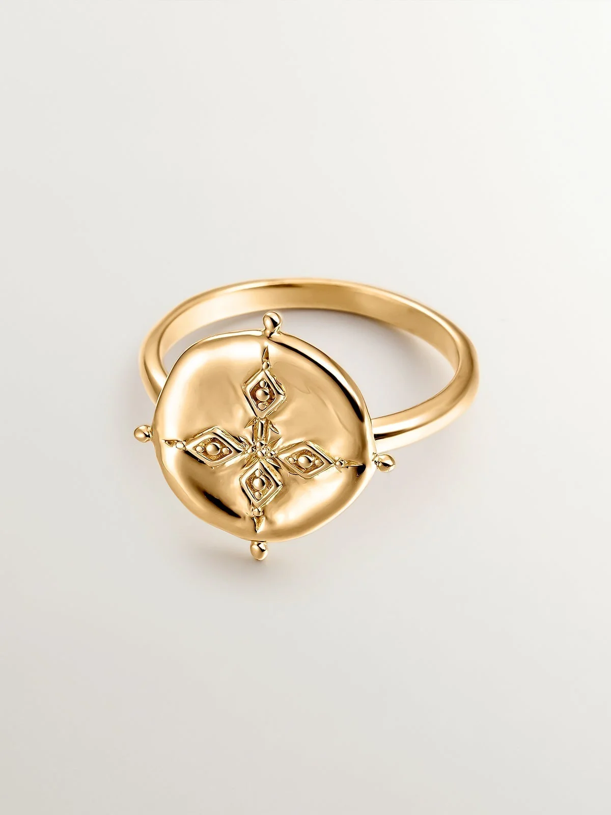 Anillo de plata 925 bañada en oro amarillo de 18K con forma de medalla - Image 3