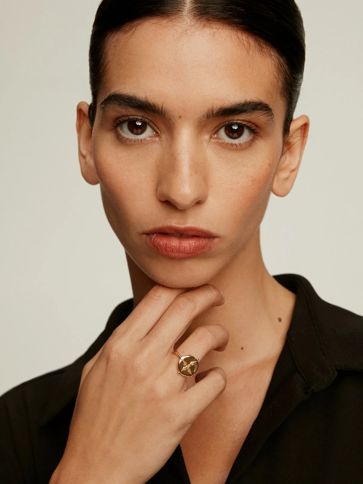 Anillo de plata 925 bañada en oro amarillo de 18K con forma de medalla - Image 4