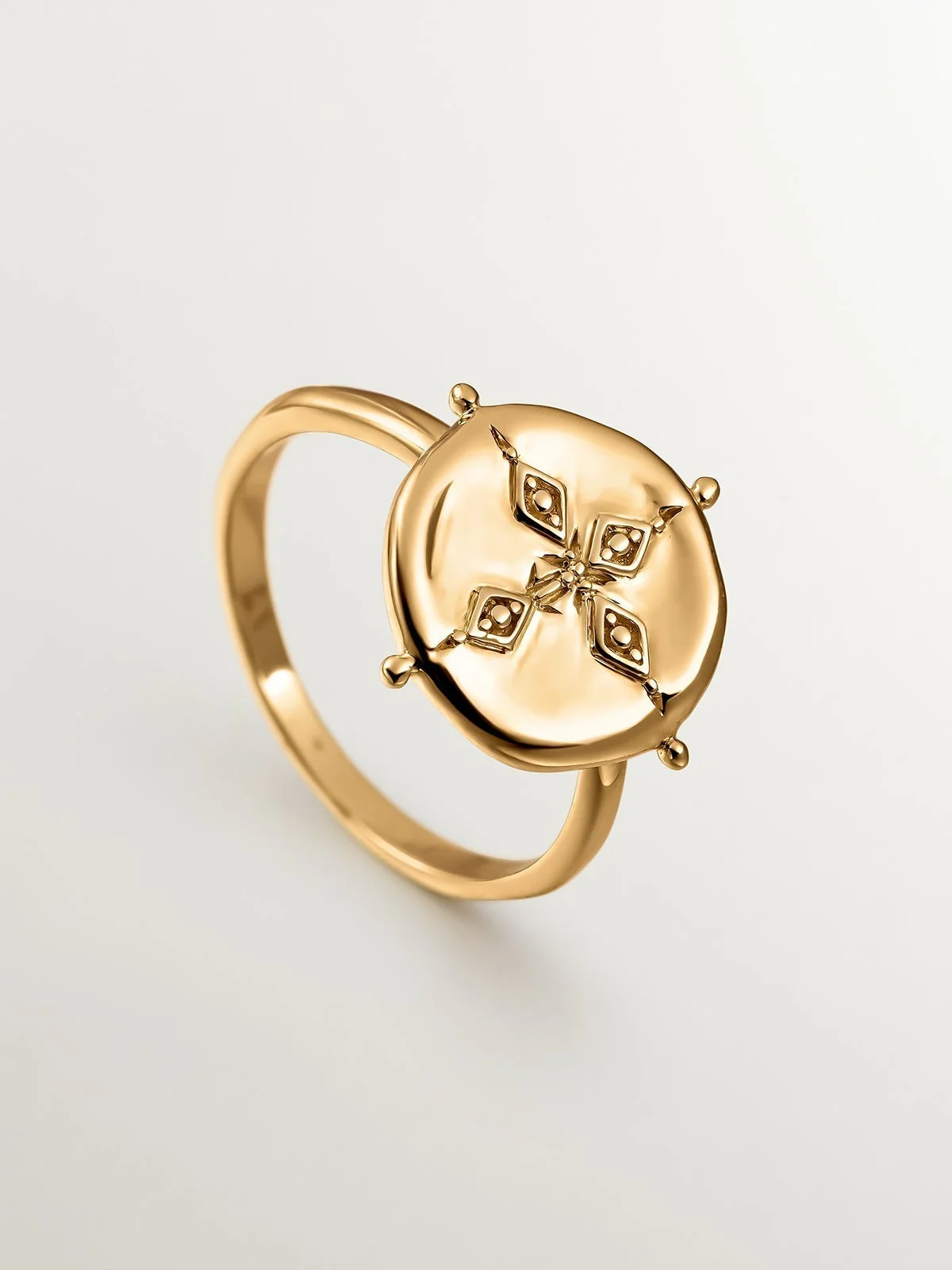 Anillo de plata 925 bañada en oro amarillo de 18K con forma de medalla - Image 5