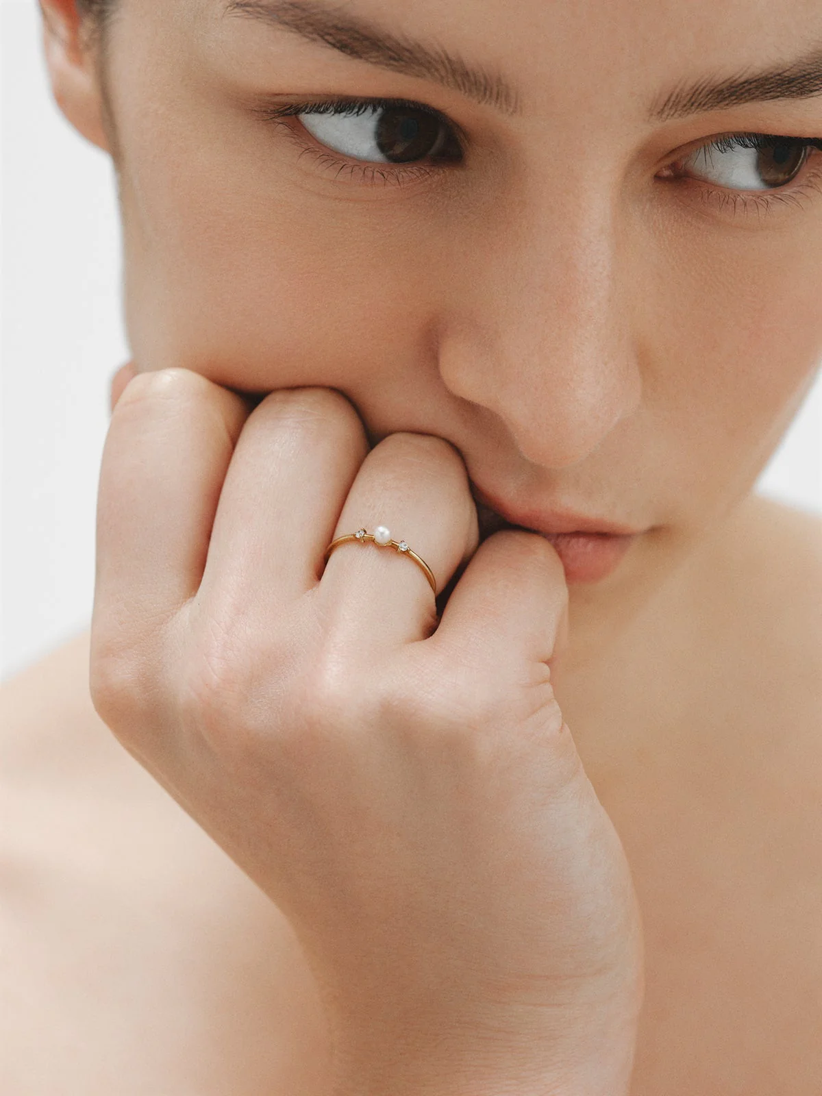 Anillo de plata 925 bañada en oro amarillo de 18K con perla y topacios blancos - Image 4