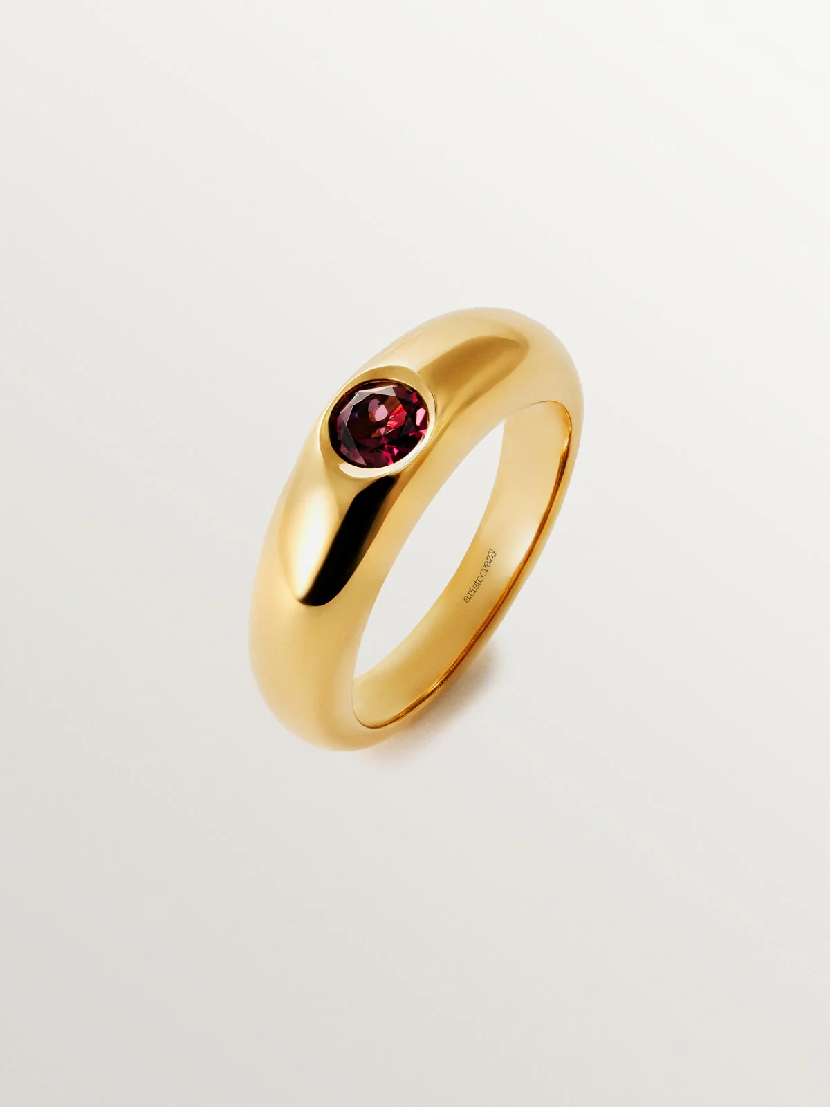 Anillo de plata 925 bañada en oro amarillo de 18K con rodolita roja
