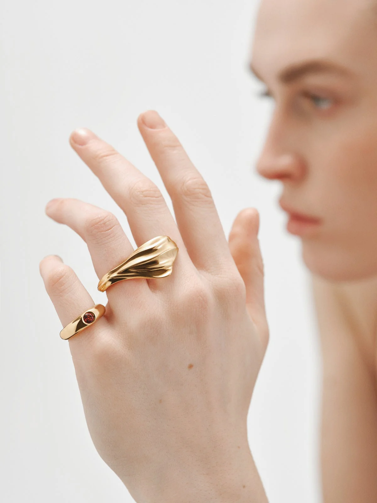 Anillo de plata 925 bañada en oro amarillo de 18K con rodolita roja - Image 6