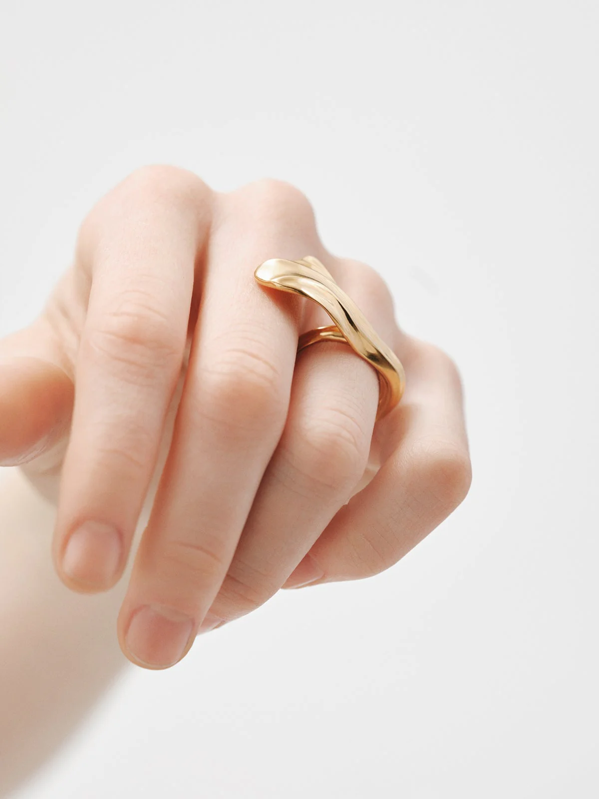 Anillo de plata 925 bañada en oro amarillo de 18K con textura - Image 2