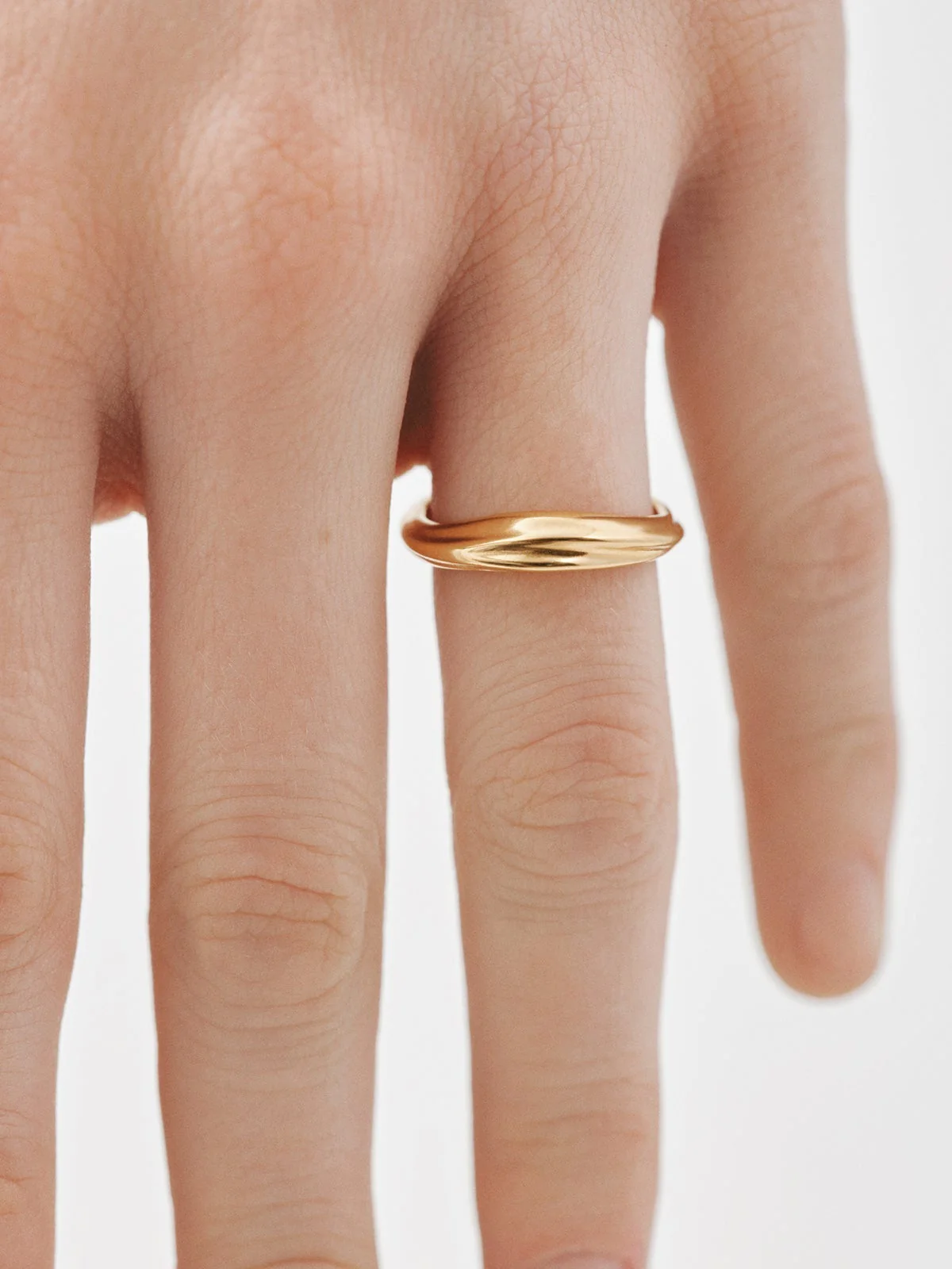 Anillo de plata 925 bañada en oro amarillo de 18K con textura - Image 2